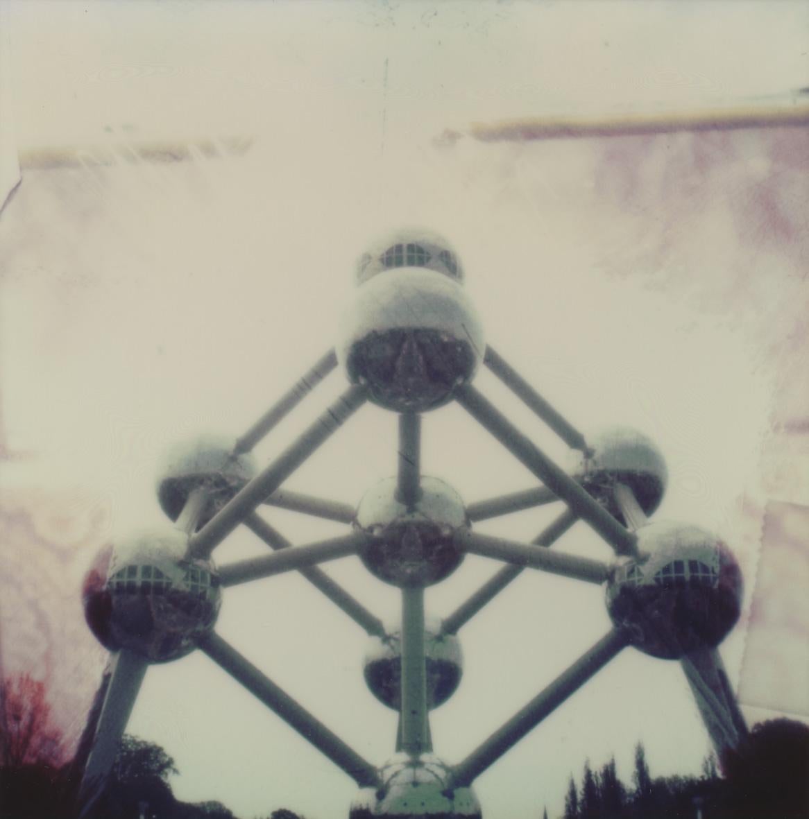Atom Atomium #02 [mit freundlichen Grüßen von] - Polaroid, Landschaft, Belgien, Farbe