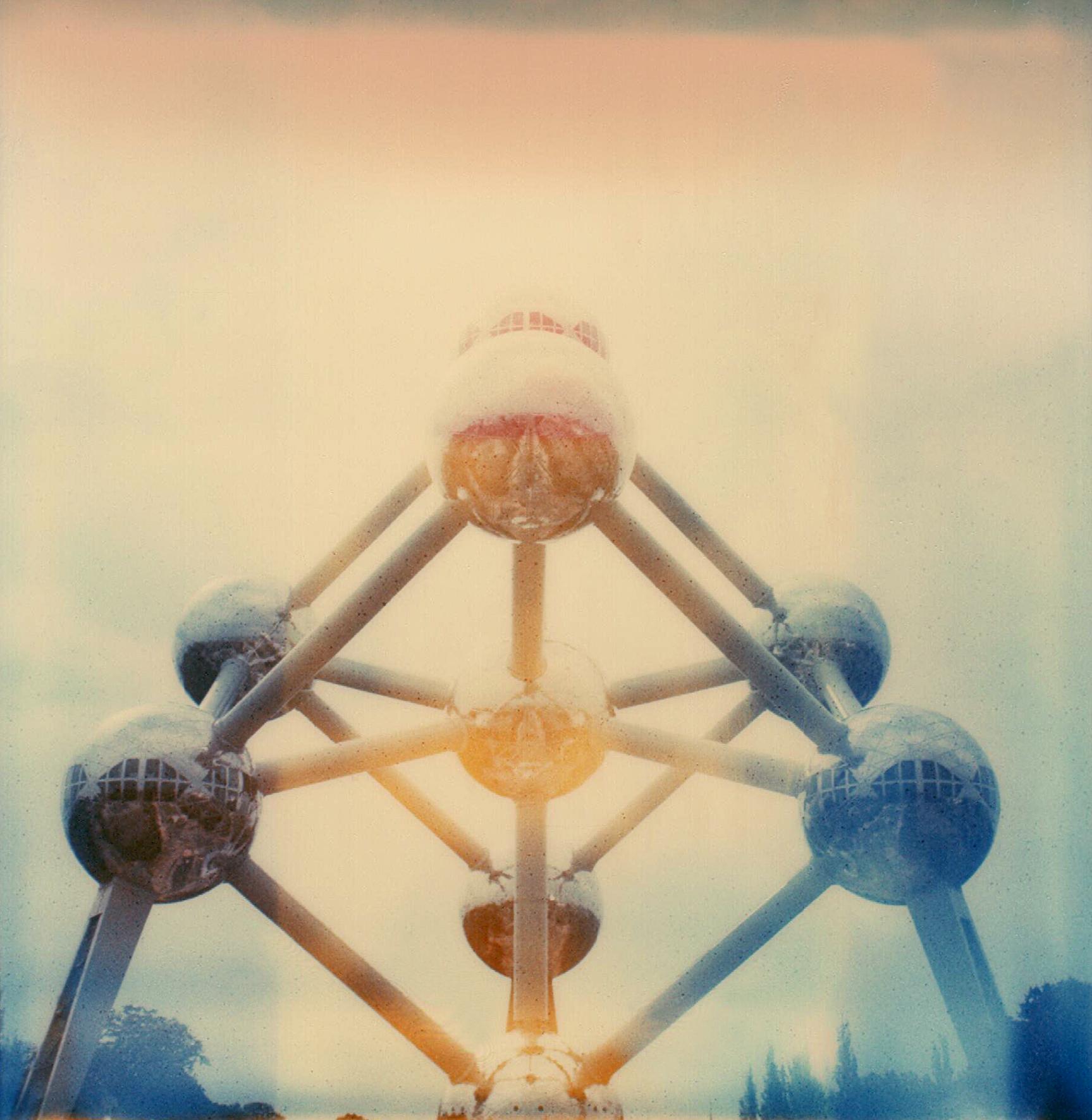 Carmen de Vos Color Photograph – Atom Atomium #06 [mit freundlichen Grüßen von] - Polaroid, Landschaft, Belgien, Farbe