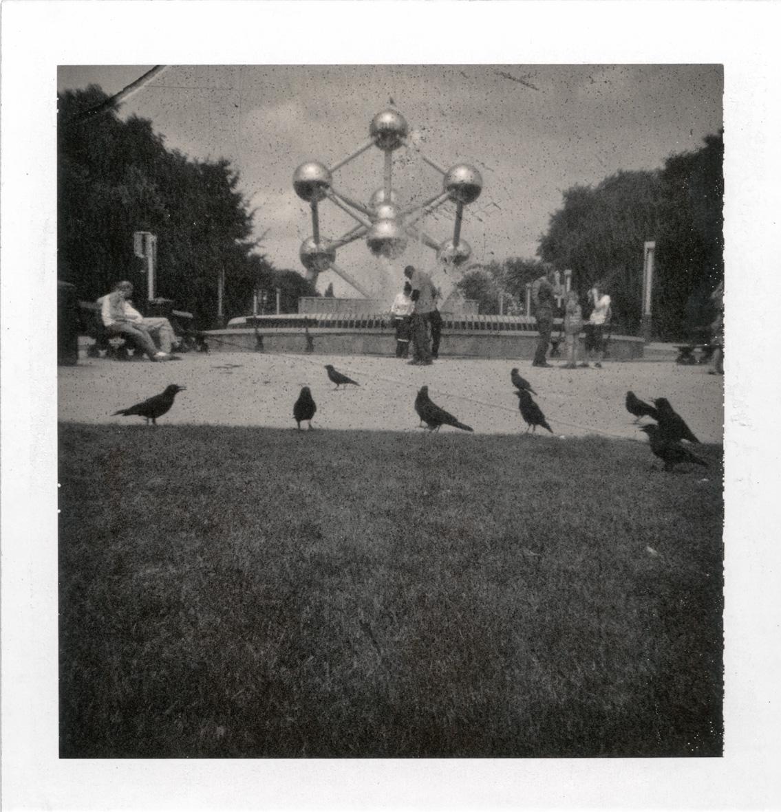 Atom Atomium #08 [mit freundlichen Grüßen von] - Polaroid, Landschaft, Belgien, Farbe