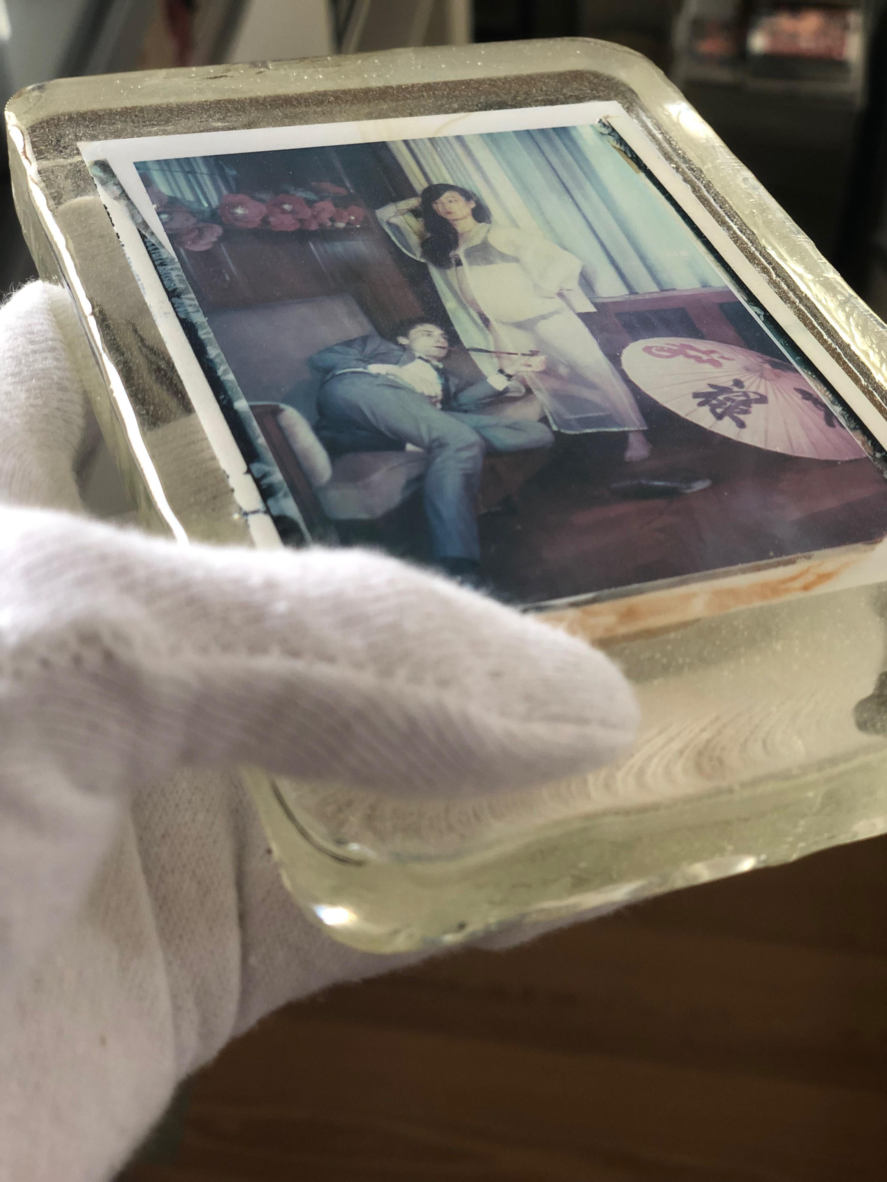Loto azul  - Pieza única - Polaroid original, Mujer, Contemporáneo - Photograph de Carmen de Vos