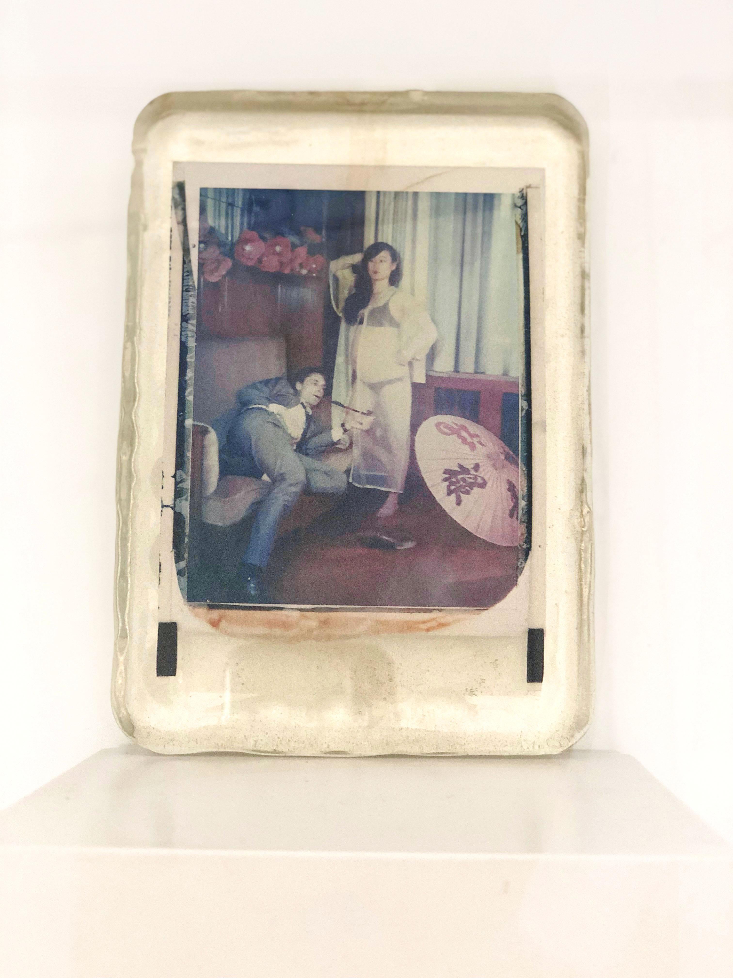 Blauer Lotus  - Einzigartiges Stück - Original Polaroid, Frauen, Zeitgenössisch (Grau), Figurative Photograph, von Carmen de Vos