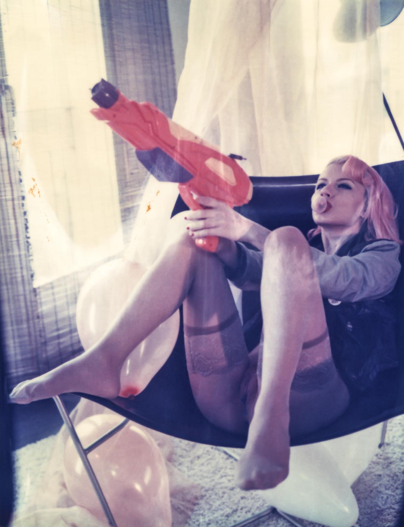 Carmen de Vos Color Photograph – Bubble Gun #04 [Odd Stories] - Nackt, Polaroid, Fotografie, Zeitgenössisch