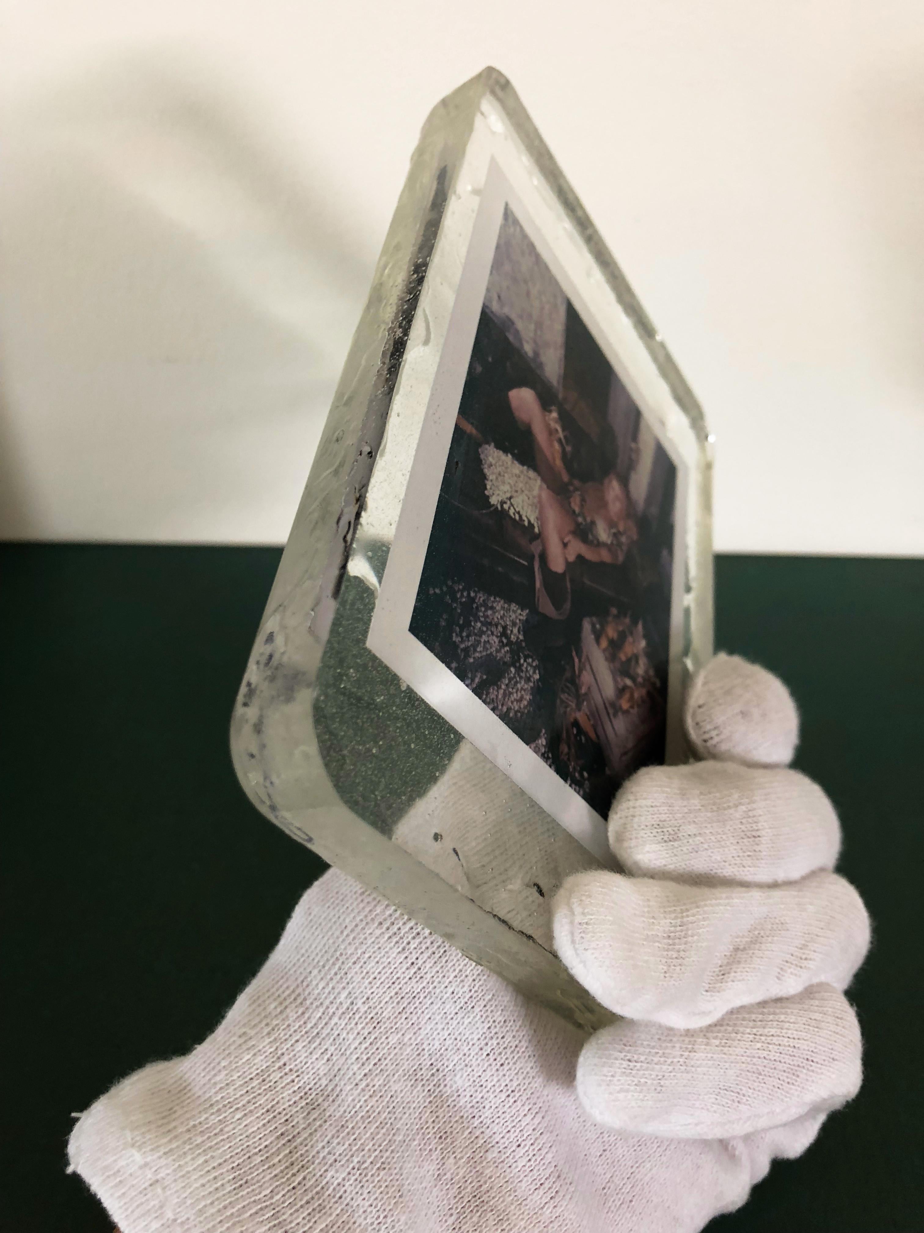 Maisfest (Seltsame Geschichten)
Original Polaroid - PIÈCE UNIQUE
Handgegossen in Harz und vom Künstler signiert 
#HS01, 2012, 15x10cm - 1.5cm

Carmen de Vos' Polaroids in Resin werden im Rahmen der Polaroid-Kuration 