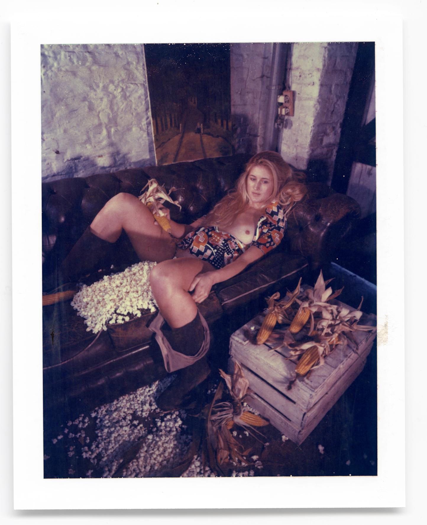 Carmen de Vos Figurative Photograph – Corn Fest - Einzigartiges Stück - Original Polaroid, Frauen, zeitgenössisch, nudefarben