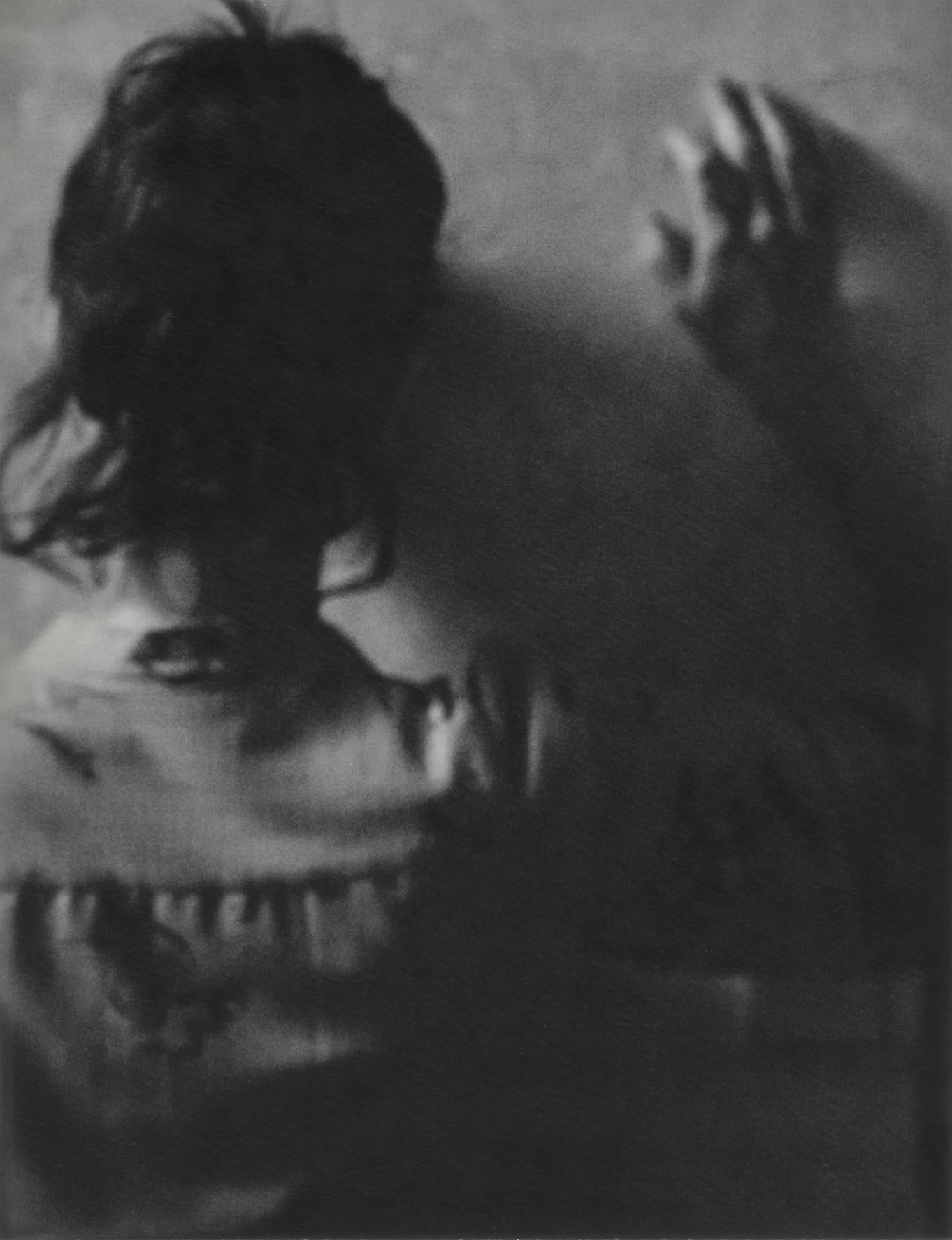 Carmen de Vos Black and White Photograph – Elke [Aus der Serie Famous in Flandern] - Polaroid