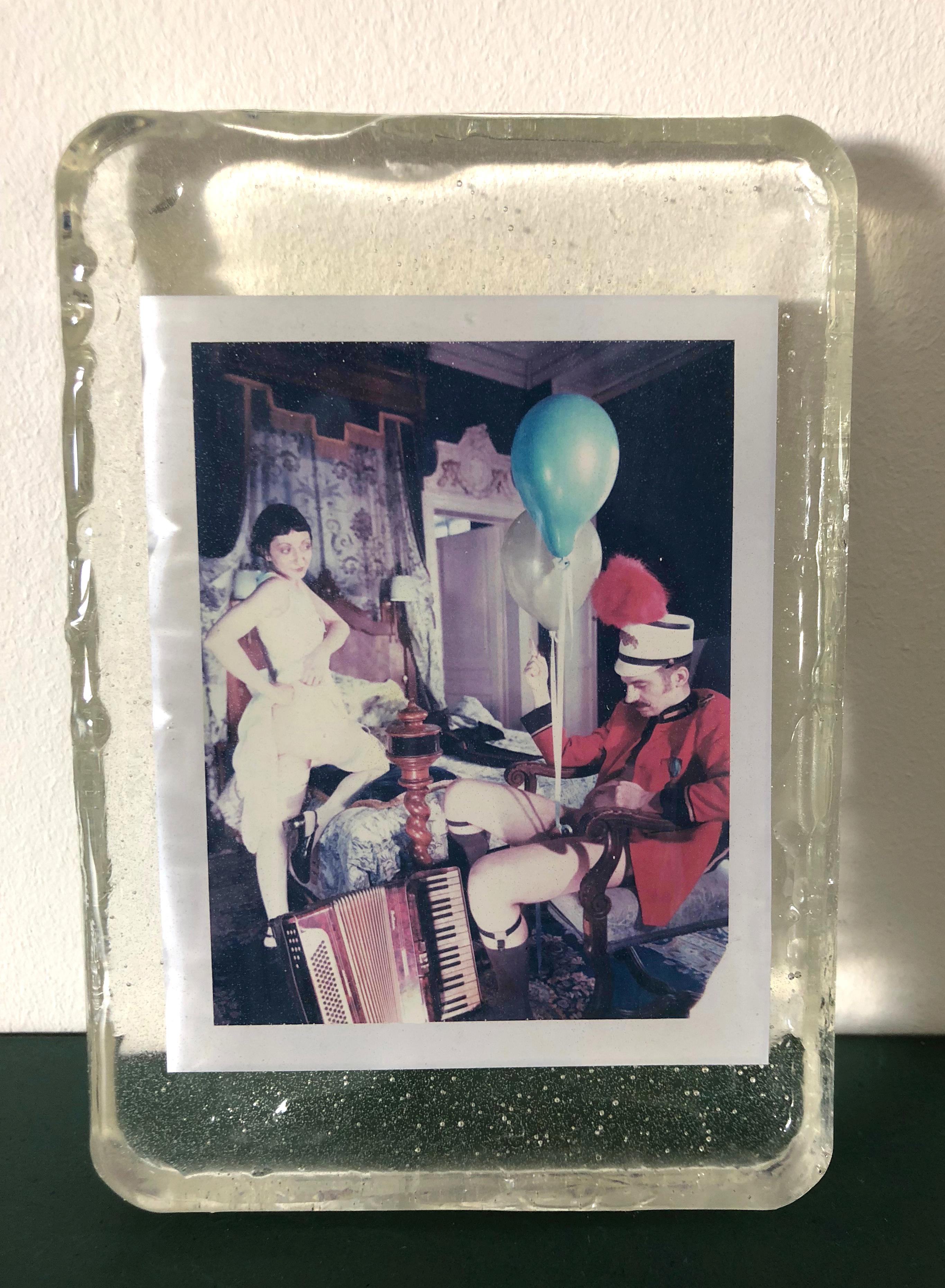 Eugne - Einzigartiges Stück - Original Polaroid, Frauen, zeitgenössisch, Farbe