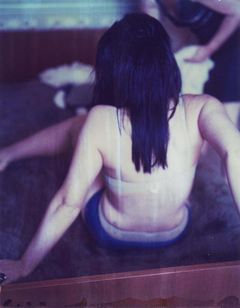 Manœuvres de jeunes filles (planche de récit) - Polaroid, contemporain, femmes, XXIe siècle - Photograph de Carmen de Vos