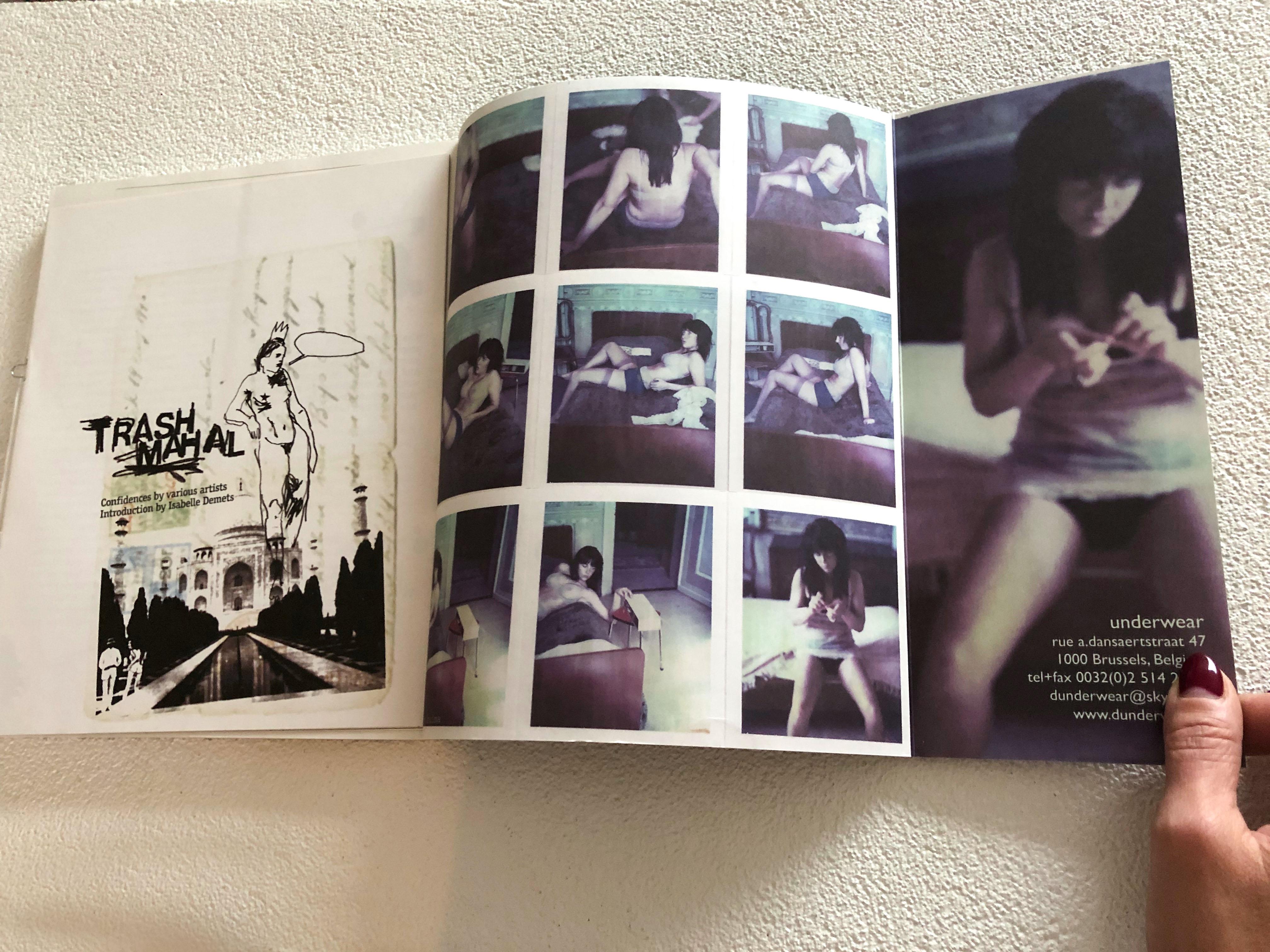 Manœuvres de jeunes filles (planche de récit) - Polaroid, contemporain, femmes, XXIe siècle en vente 1