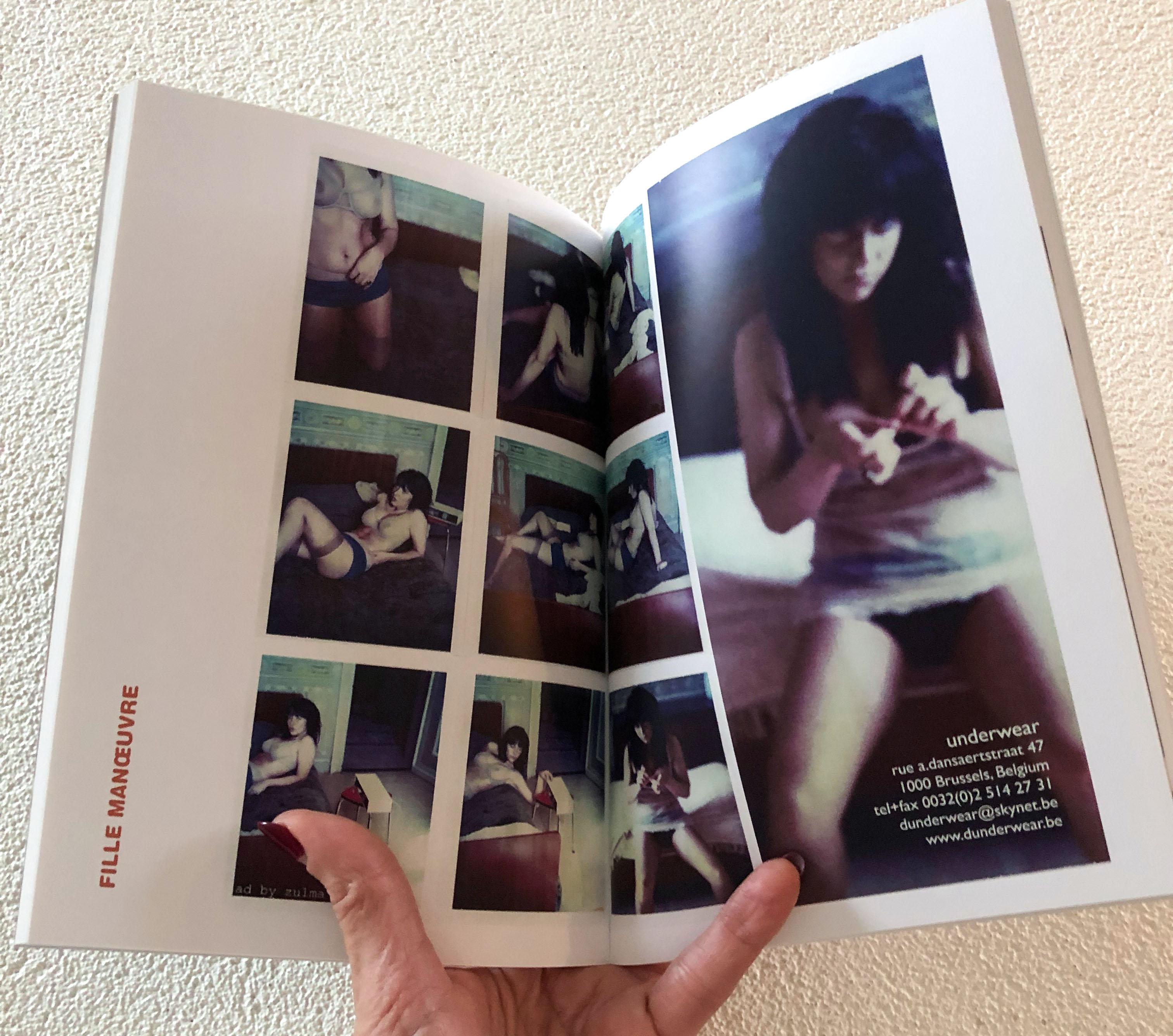 Manœuvres de jeunes filles (planche de récit) - Polaroid, contemporain, femmes, XXIe siècle en vente 3