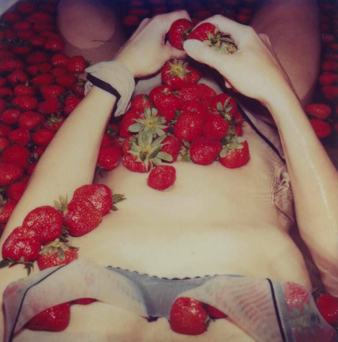 Carmen de Vos Figurative Photograph – Mädchen wie Erdbeer, aus keinem Grund und aus keinem Grund #14 – 21. Jahrhundert, Polaroid