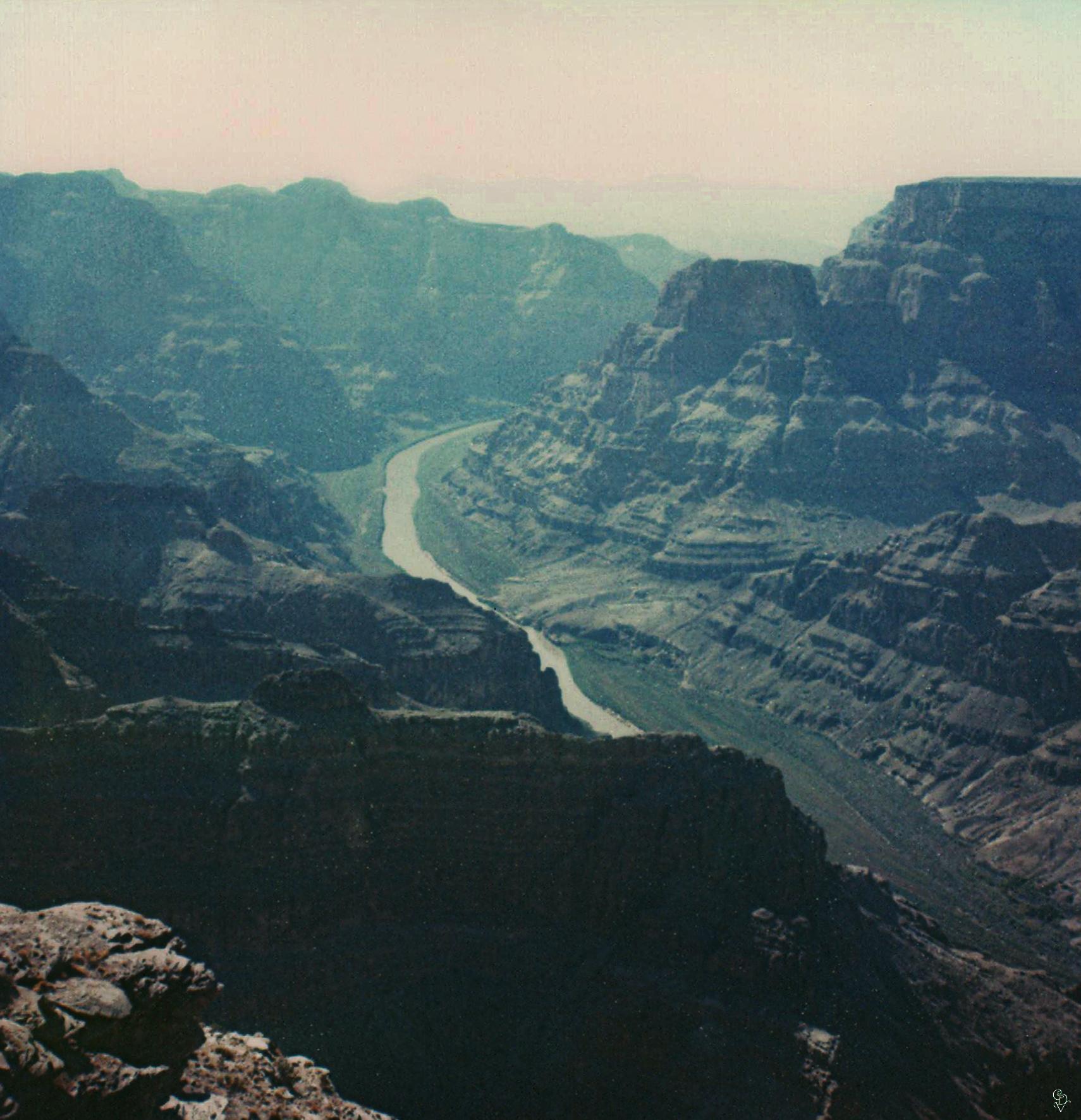 Carmen de Vos Color Photograph – Grand Canyon #35 (US Road trip Diary) - Polaroid, Landschaft, US, Farbe