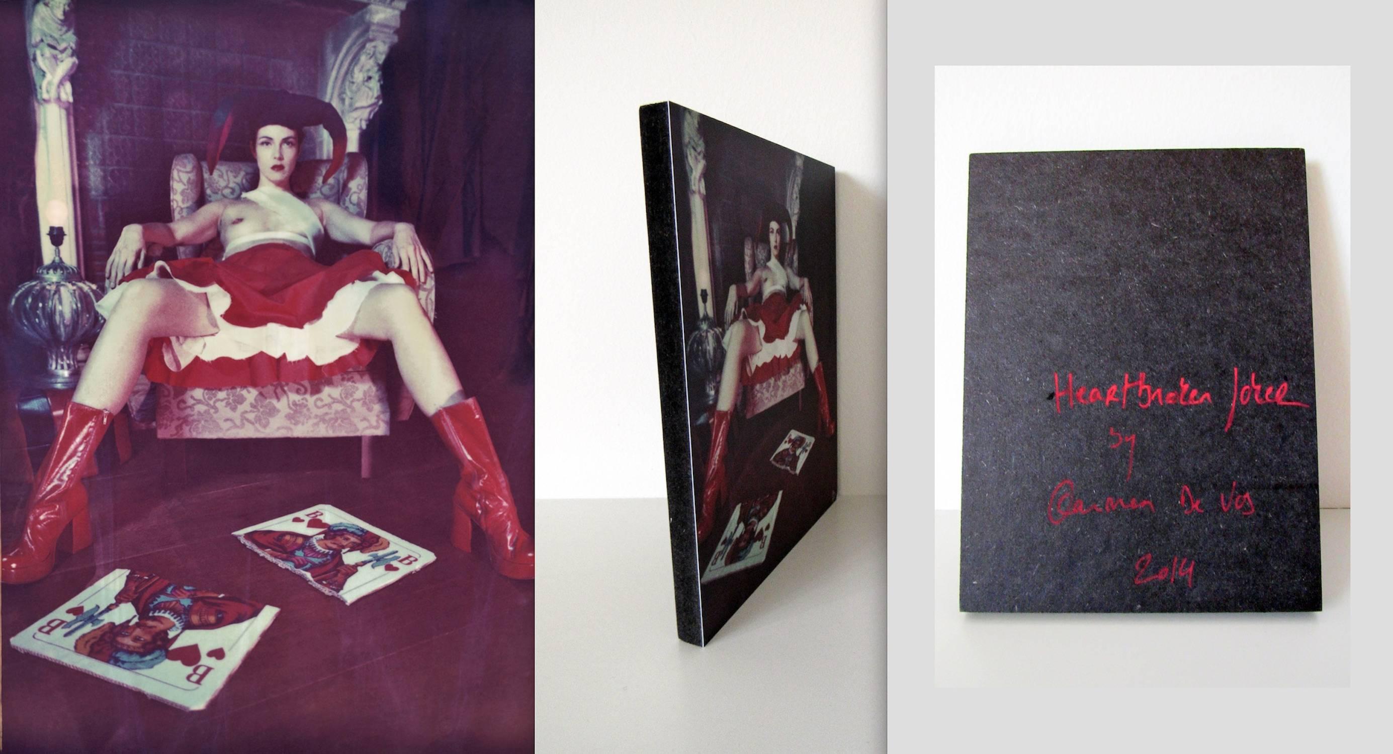 Heartbroken Joker (Odd Stories) Polaroid, Zeitgenössisch, 21. Jahrhundert, Frauen – Photograph von Carmen de Vos