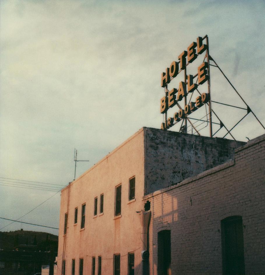 Carmen de Vos Color Photograph – Hotel Beale #24 (US-Reisetagebuch) – Polaroid, Landschaft, US, Farbe