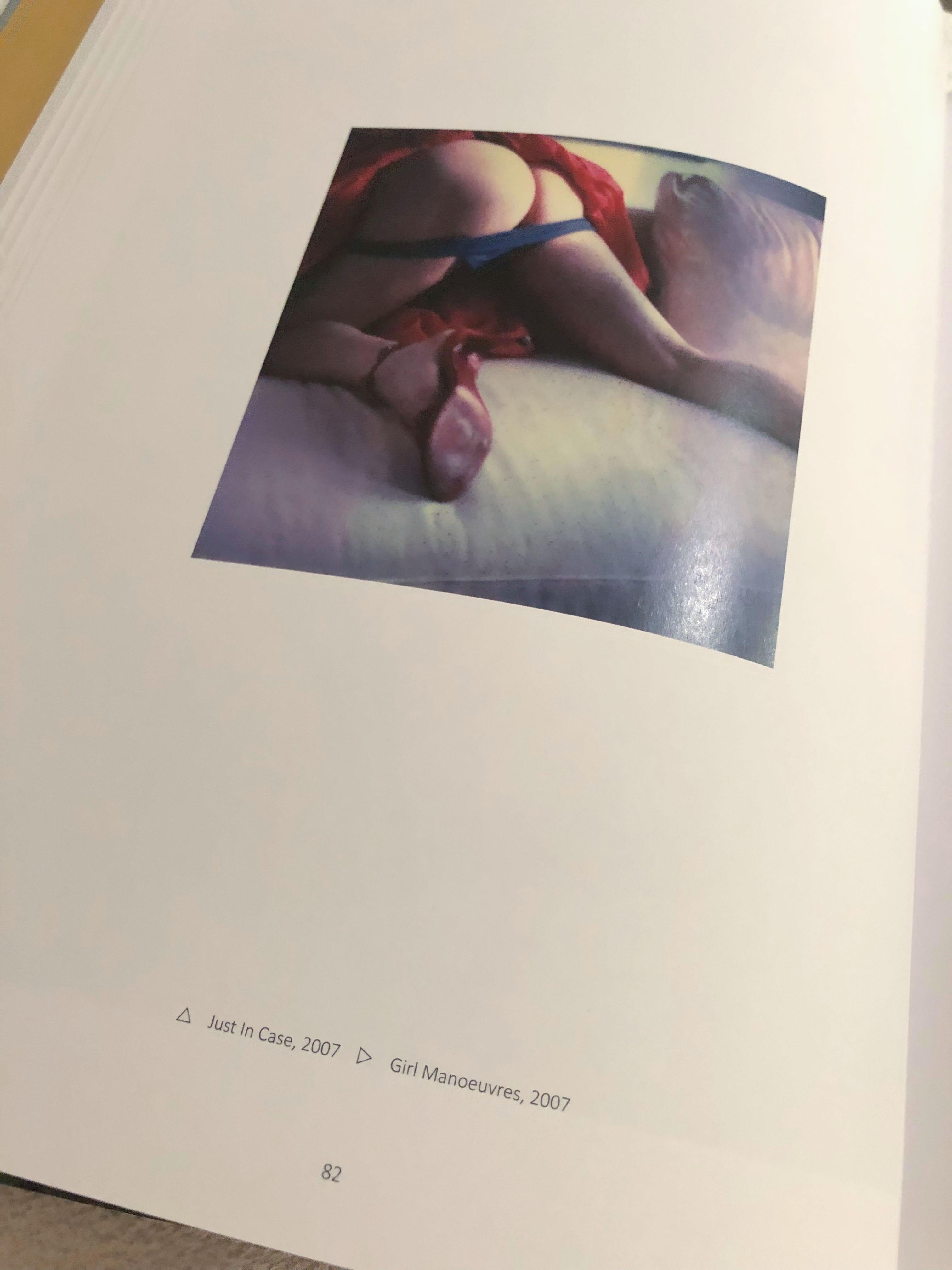 „ Just in Case“, 21. Jahrhundert, Zeitgenössisch, Polaroid, Aktfotografie, Farbe (Grau), Color Photograph, von Carmen de Vos