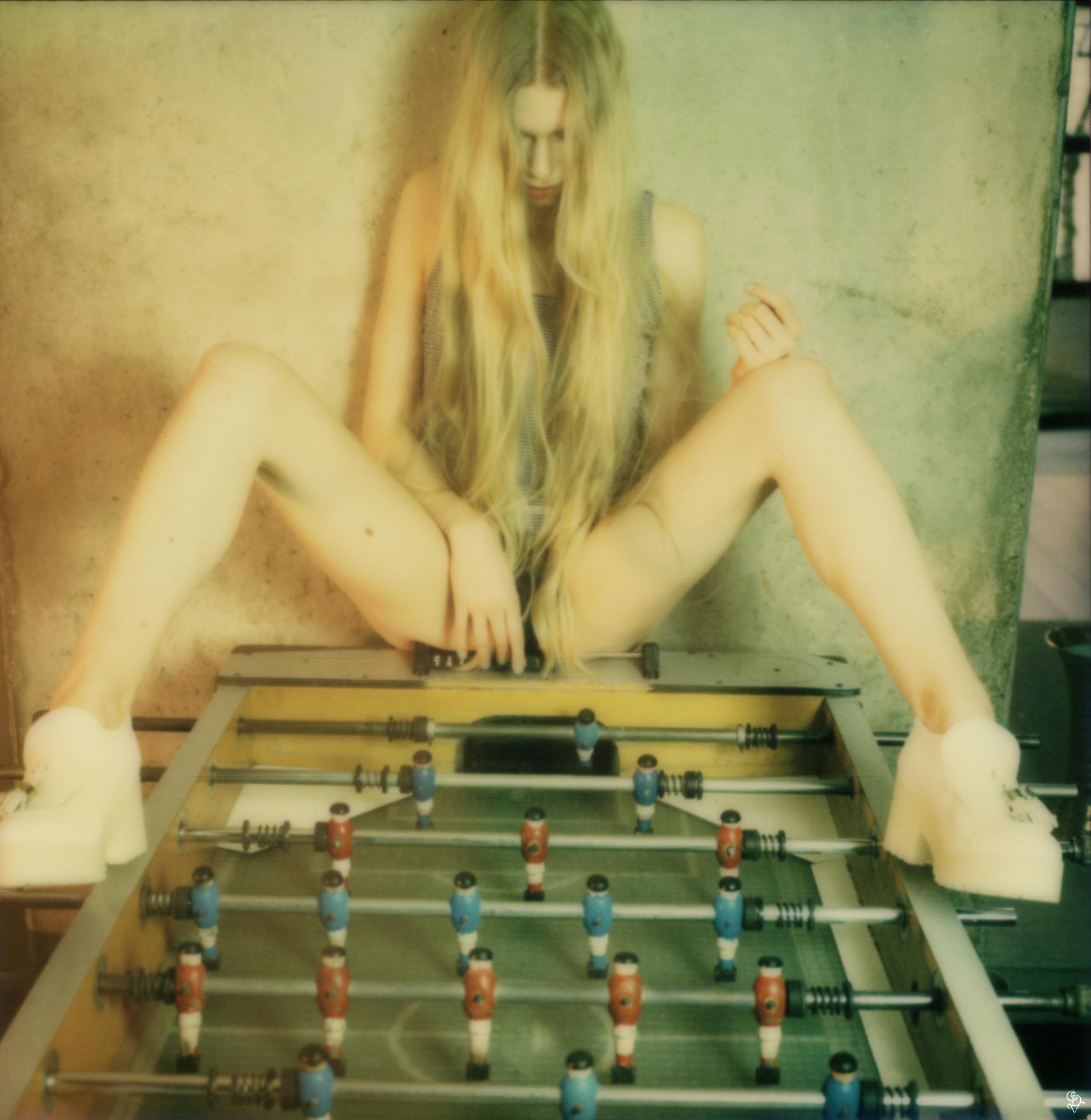 Carmen de Vos Color Photograph – Kicker – 21. Jahrhundert, Frauen, zeitgenössisch, Polaroid, figurativ, Akt