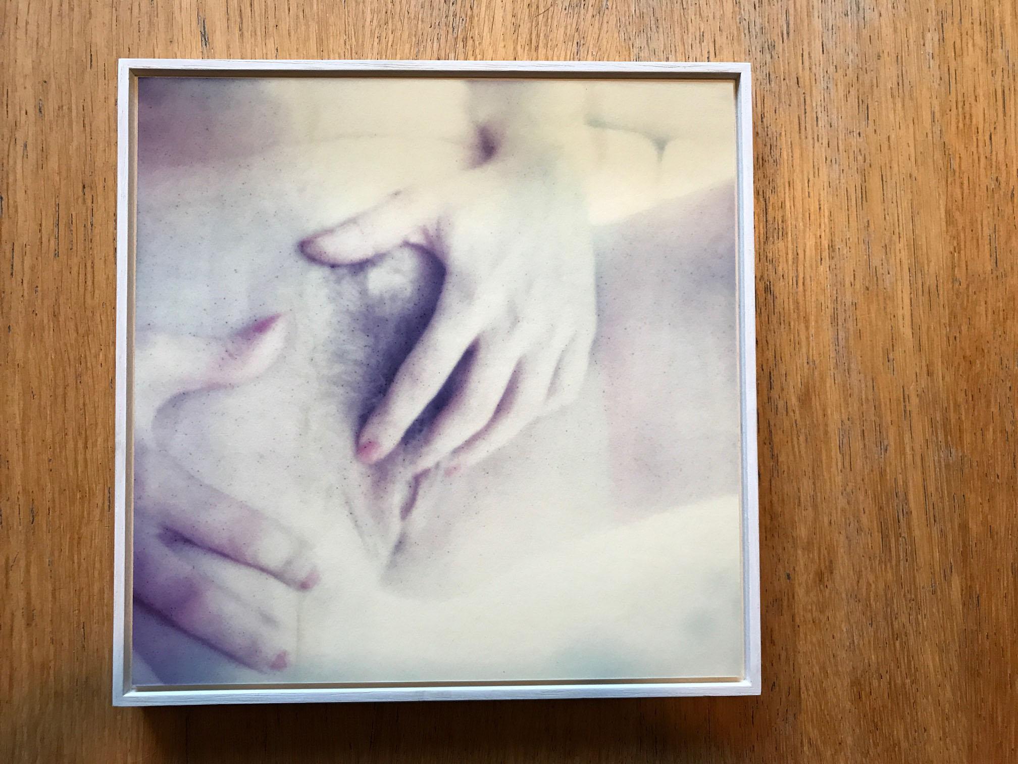 Buchstaben von Madame – Touch – aus der Serie mme.xposed  – Photograph von Carmen de Vos
