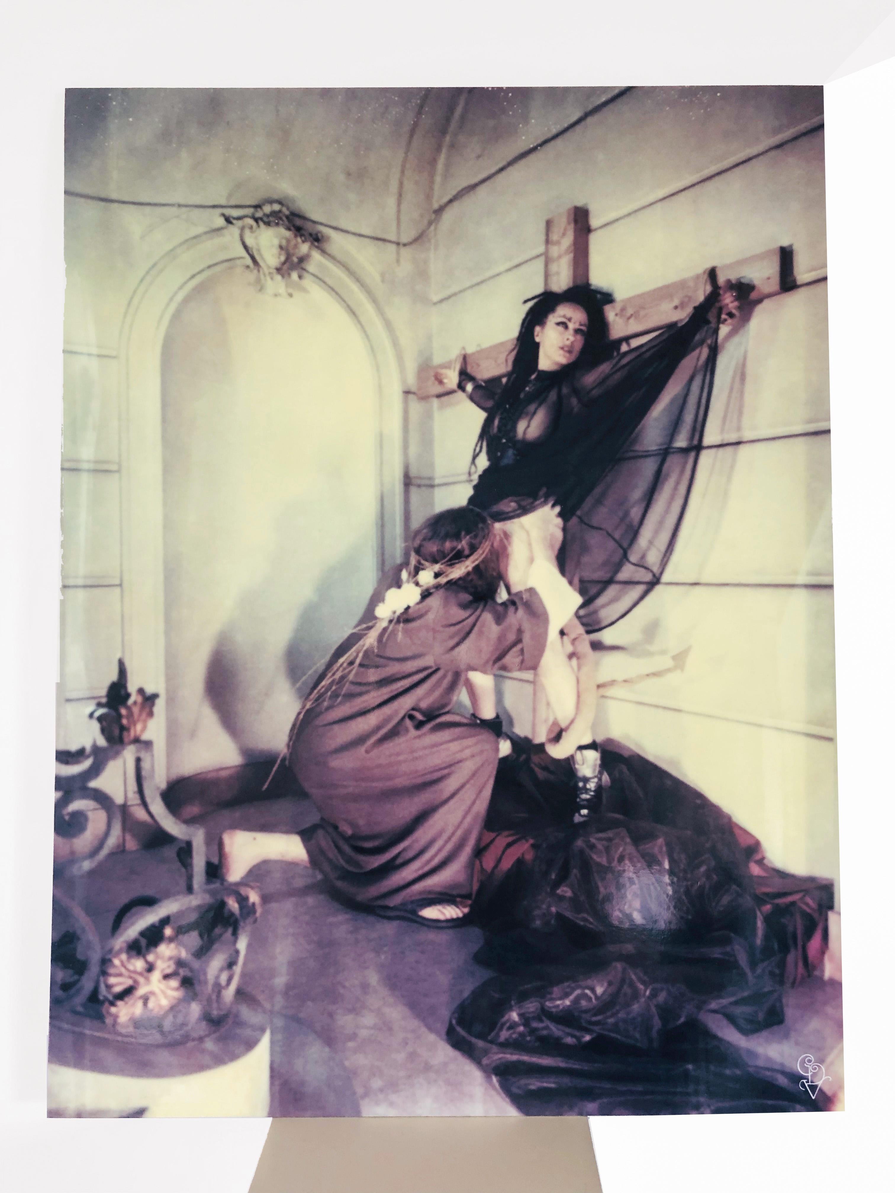 Maria Magdalena – Zeitgenössisch, Frauen, Polaroid, abgelaufen, 21. Jahrhundert – Photograph von Carmen de Vos