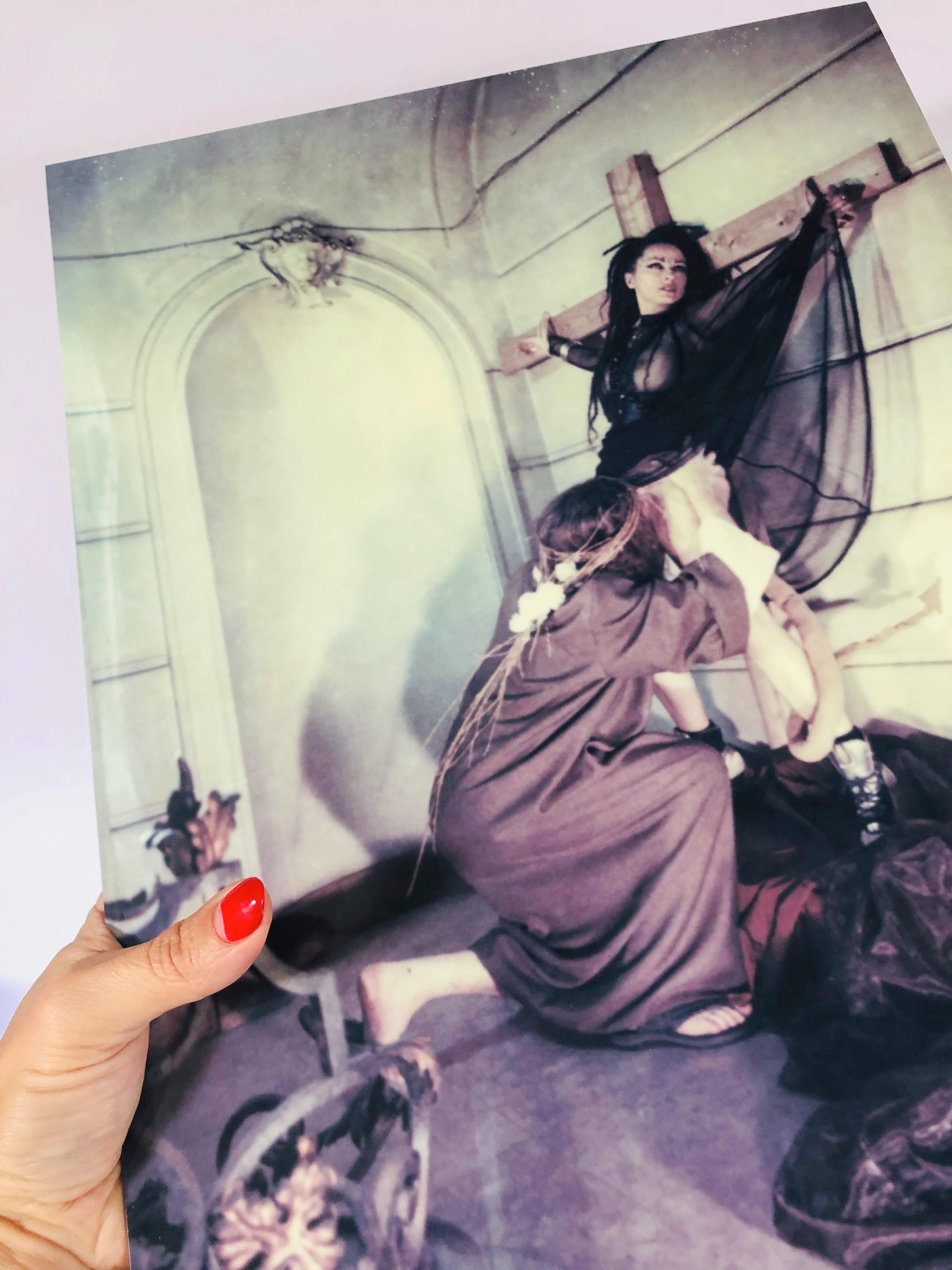 Maria Magdalena – Zeitgenössisch, Frauen, Polaroid, abgelaufen, 21. Jahrhundert (Grau), Color Photograph, von Carmen de Vos