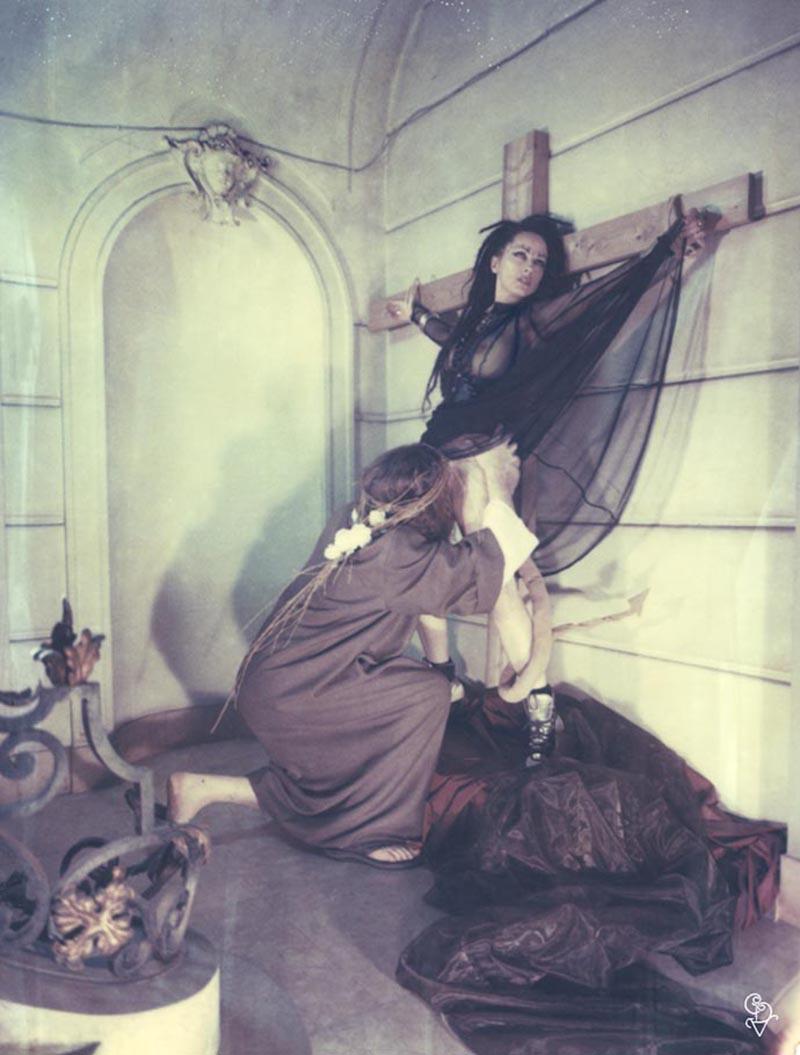 Carmen de Vos Color Photograph – Maria Magdalena – Zeitgenössisch, Frauen, Polaroid, abgelaufen, 21. Jahrhundert