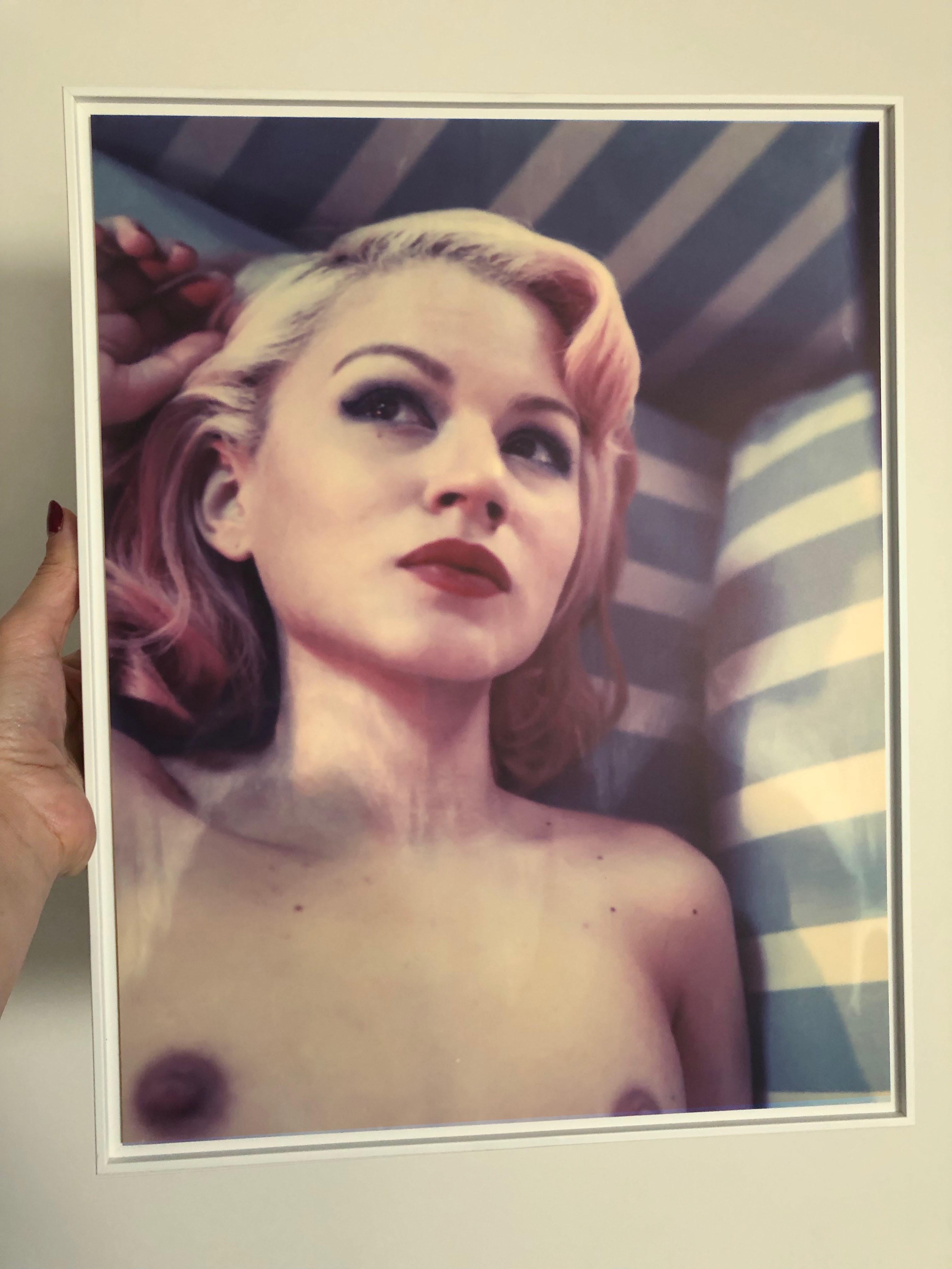 Miss Eris #07 ( Les Foxy Femmes) – 21. Jahrhundert, Frauen, Nackt, Polaroid, Contempo (Zeitgenössisch), Photograph, von Carmen de Vos