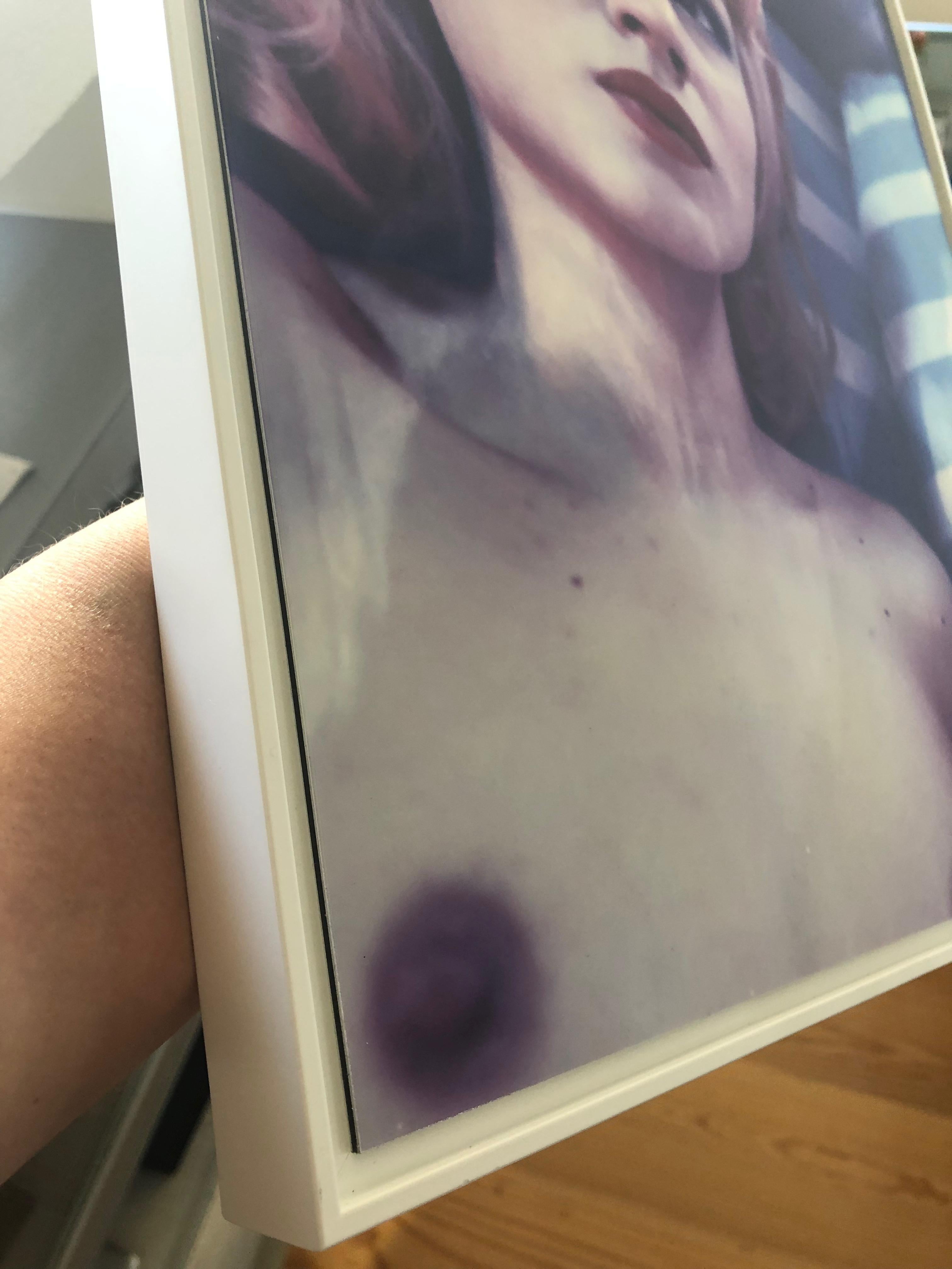 MISS ERIS #07 /2015
[Aus der Serie Les Foxy Femmes]
Kunstdruck auf Basis eines abgelaufenen Polaroidfotos
Montiert auf DILITE 2mm - 30x39x3cm - matt beschichtet
Eingebettet in einen weißen, matten Holzschattenrahmen
Handsigniert, gestempelt &