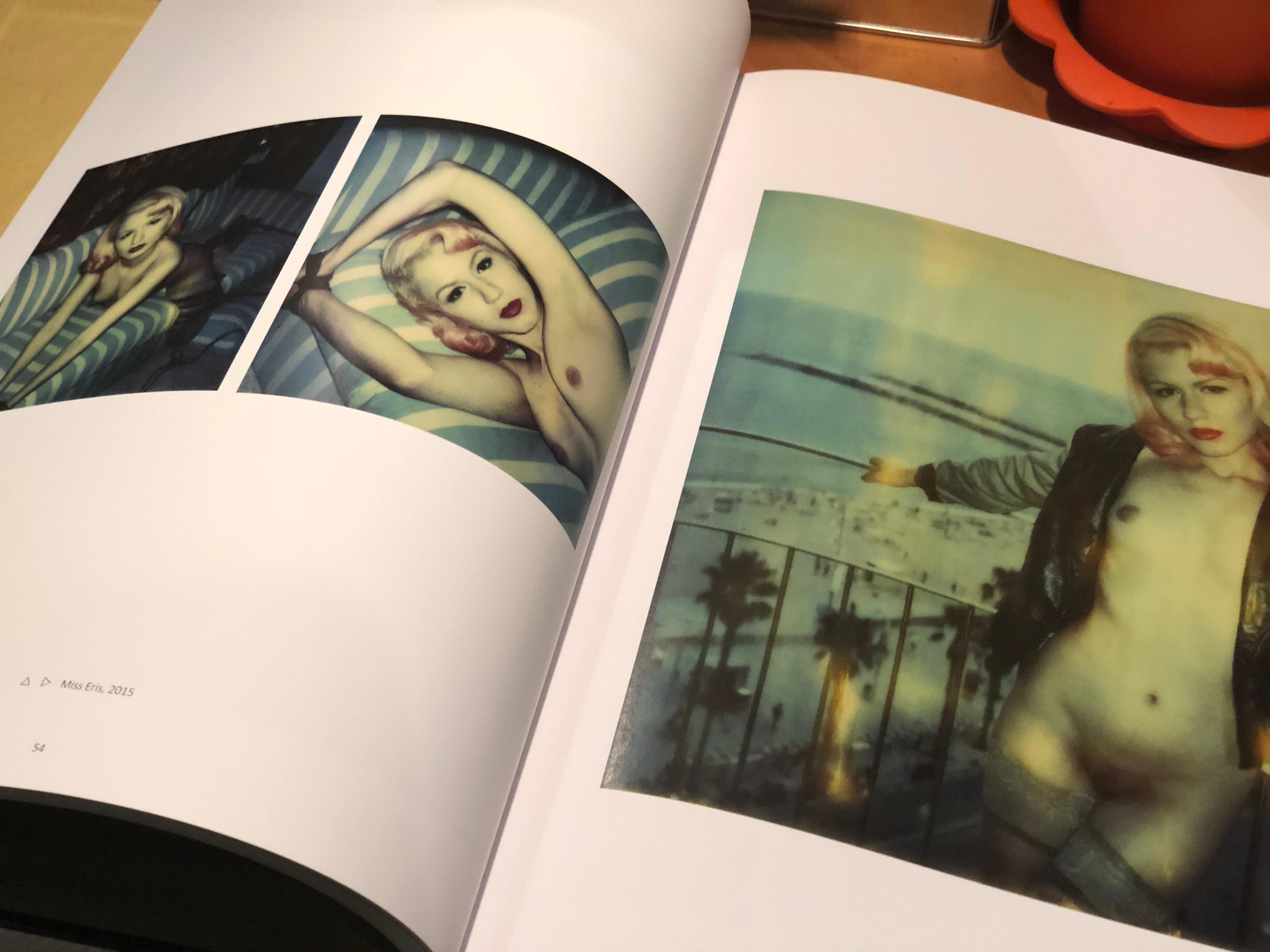 Miss Eris #11 ( Les Foxy Femmes) – 21. Jahrhundert, Frauen, Nackt, Polaroid, Contempo (Grau), Nude Photograph, von Carmen de Vos