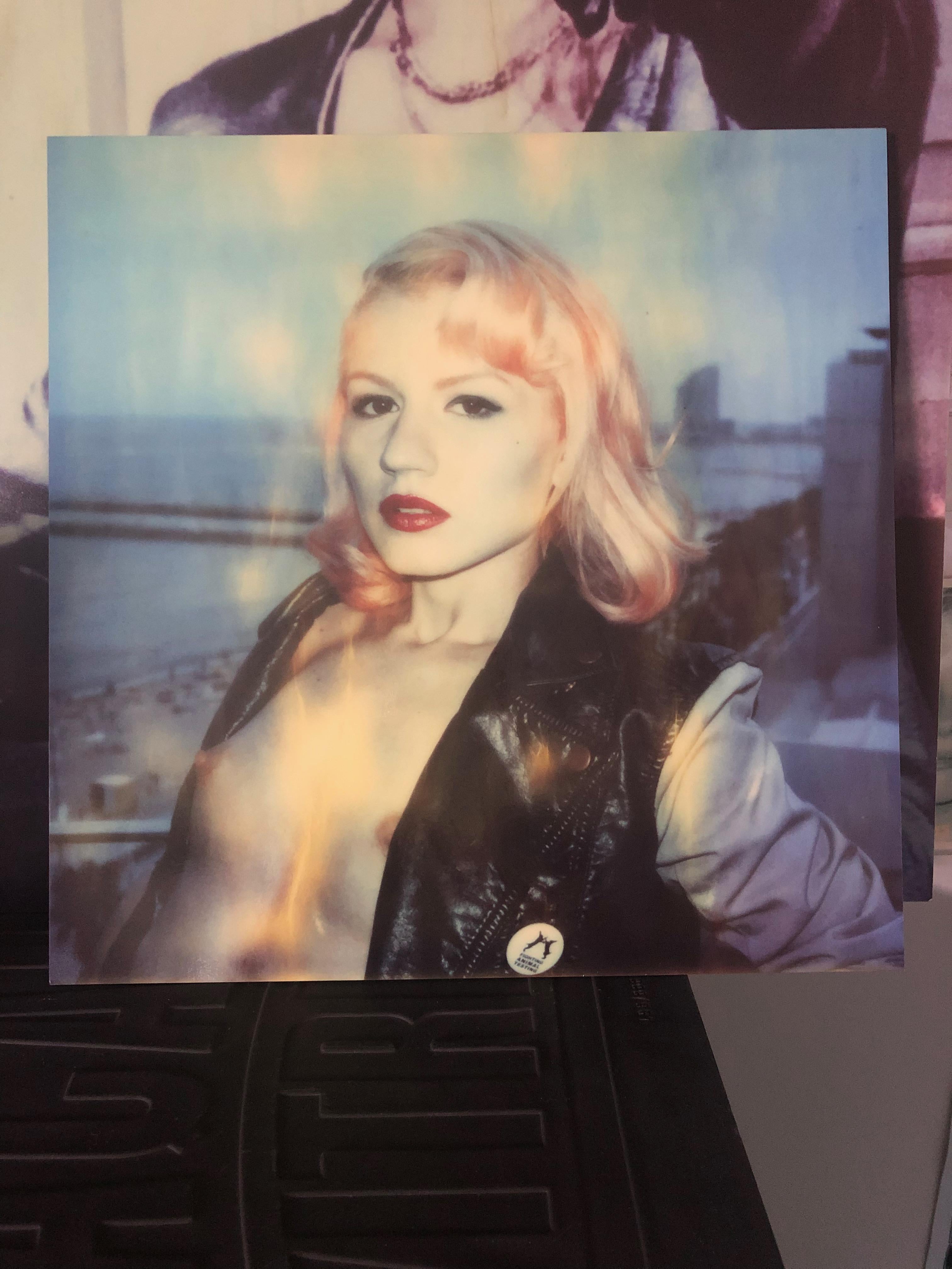 Miss Eris #28 - Contemporary, Polaroid, 21. Jahrhundert, Nackt, Frauen, Farbe – Photograph von Carmen de Vos