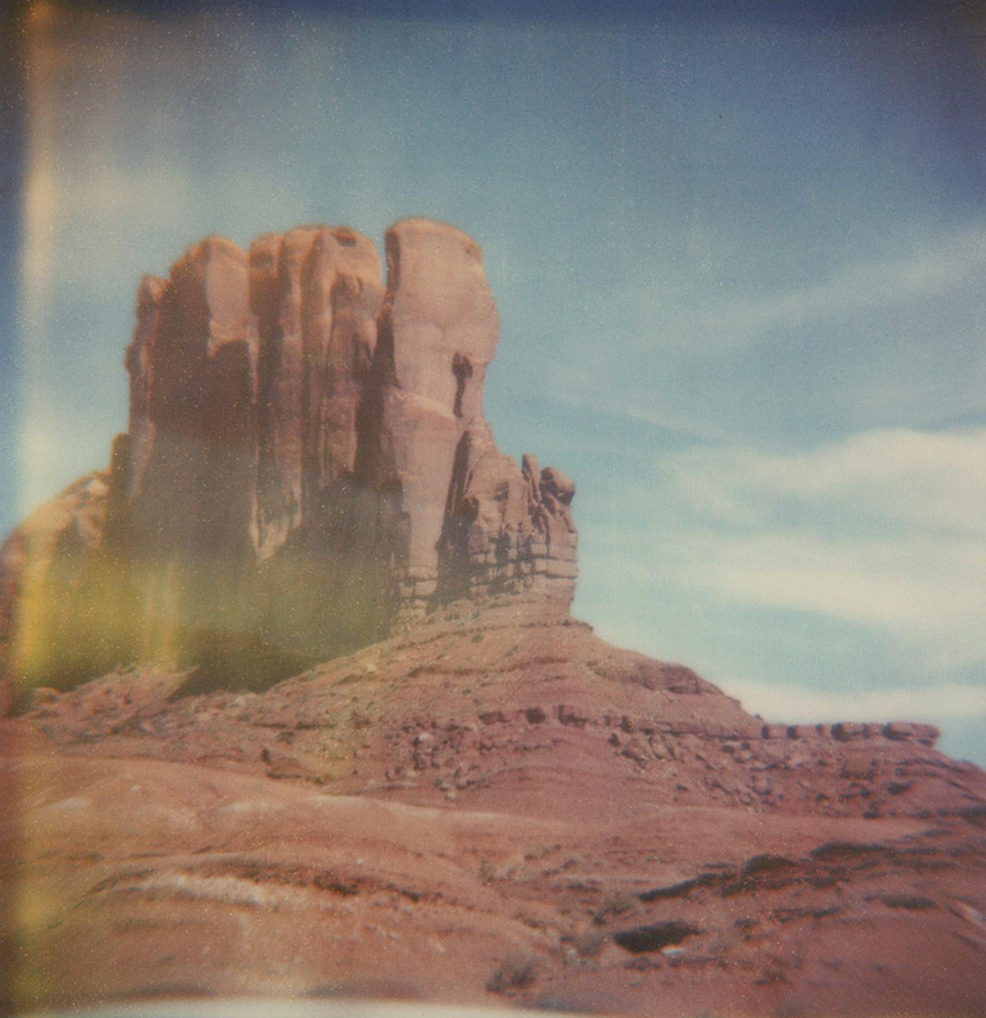 Carmen de Vos Still-Life Photograph – Monument Valley #73 (US-Straßenreise-Zifferblatt) - Polaroid, Landschaft, US, Farbe