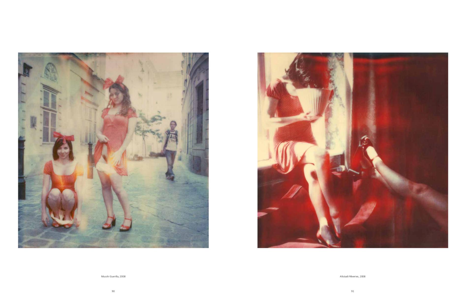 Muschi Guerilla #03 Zeitgenössisch, Figurativ, Weiblich, Polaroid, Fotografie (Grau), Figurative Photograph, von Carmen de Vos