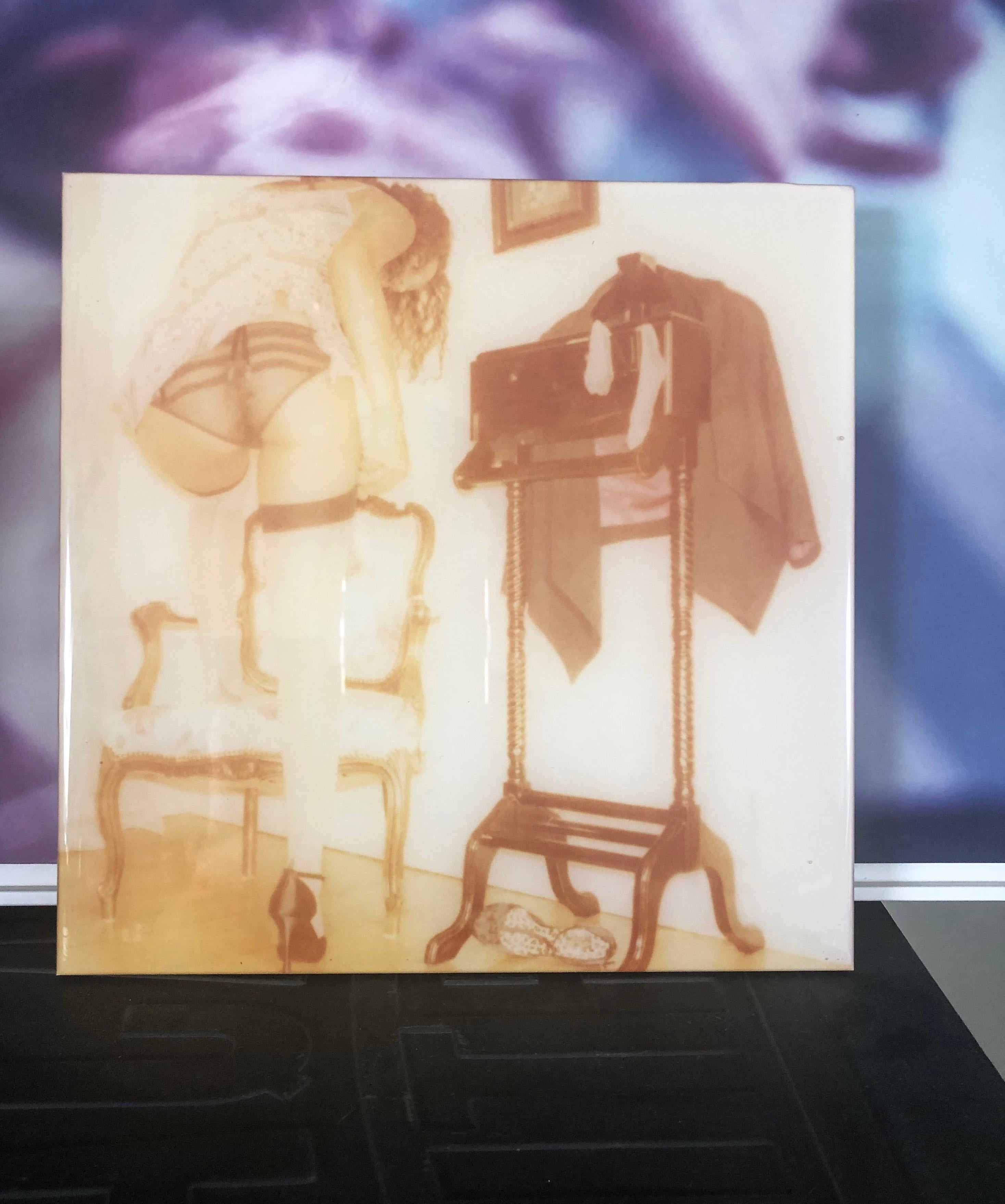Oui, mon Cul #09 - Contemporaneo, Nudo, 21° secolo, Polaroid, Donne, Colore - Photograph di Carmen de Vos