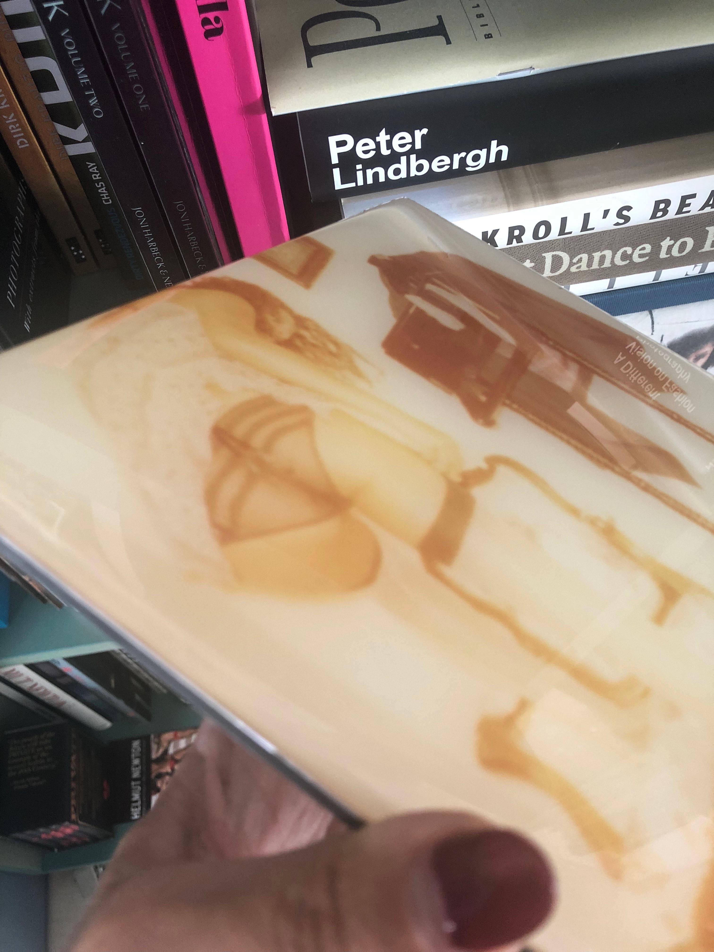 Oui, mon Cul #09, 2015
[Les Foxy Femmes de Carmen De Vos]

Auflage von 7. 
C-Print in Museumsqualität auf der Grundlage eines Polaroids.
Montiert auf Dibond 4mm - 20 x 20 cm.
Mit einer hochglänzenden Epoxidschicht für tiefe Intensität versehen.