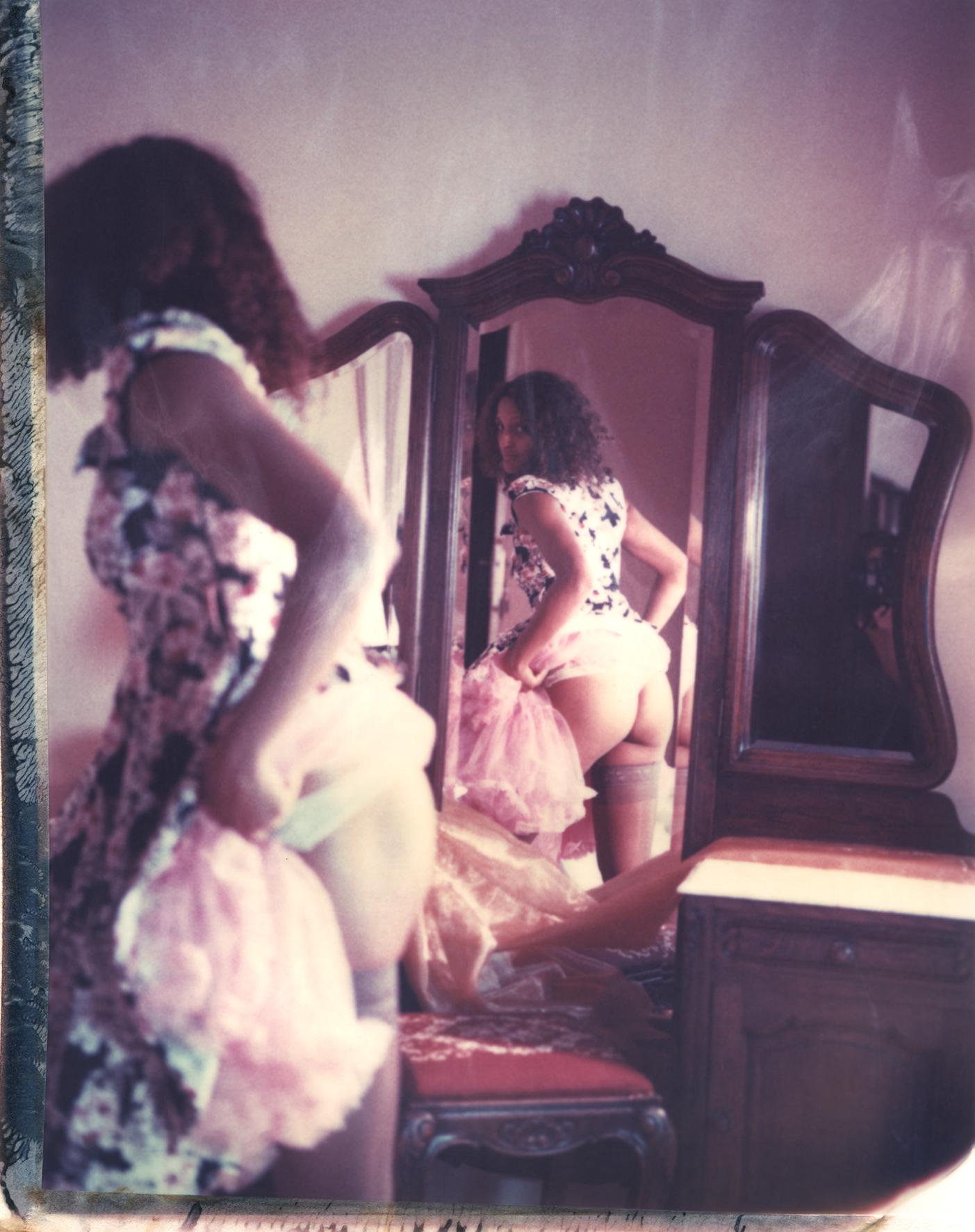 Carmen de Vos Nude Photograph – Oui Mon Cul #20 (40x31cm) - Polaroid, Contemporary, Akt, 21. Jahrhundert