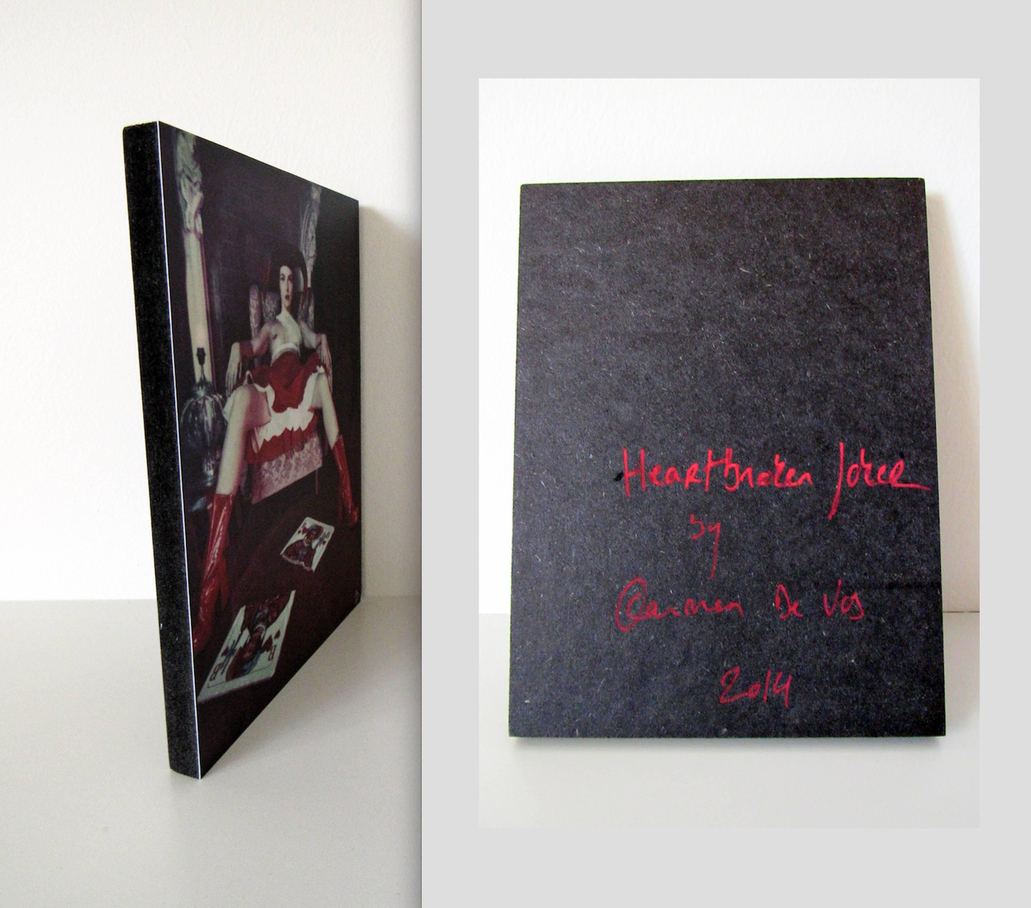 Patron Saint Petra (Odd Stories) – Polaroid, zeitgenössisch, 21. Jahrhundert, Farbe – Photograph von Carmen de Vos