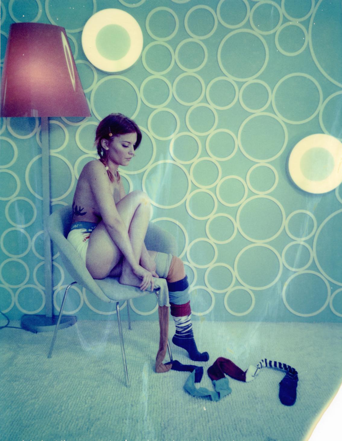 Carmen de Vos Color Photograph - Pipi Langoureuse  - Unique piece - Original Polaroid, Women, Contemporary