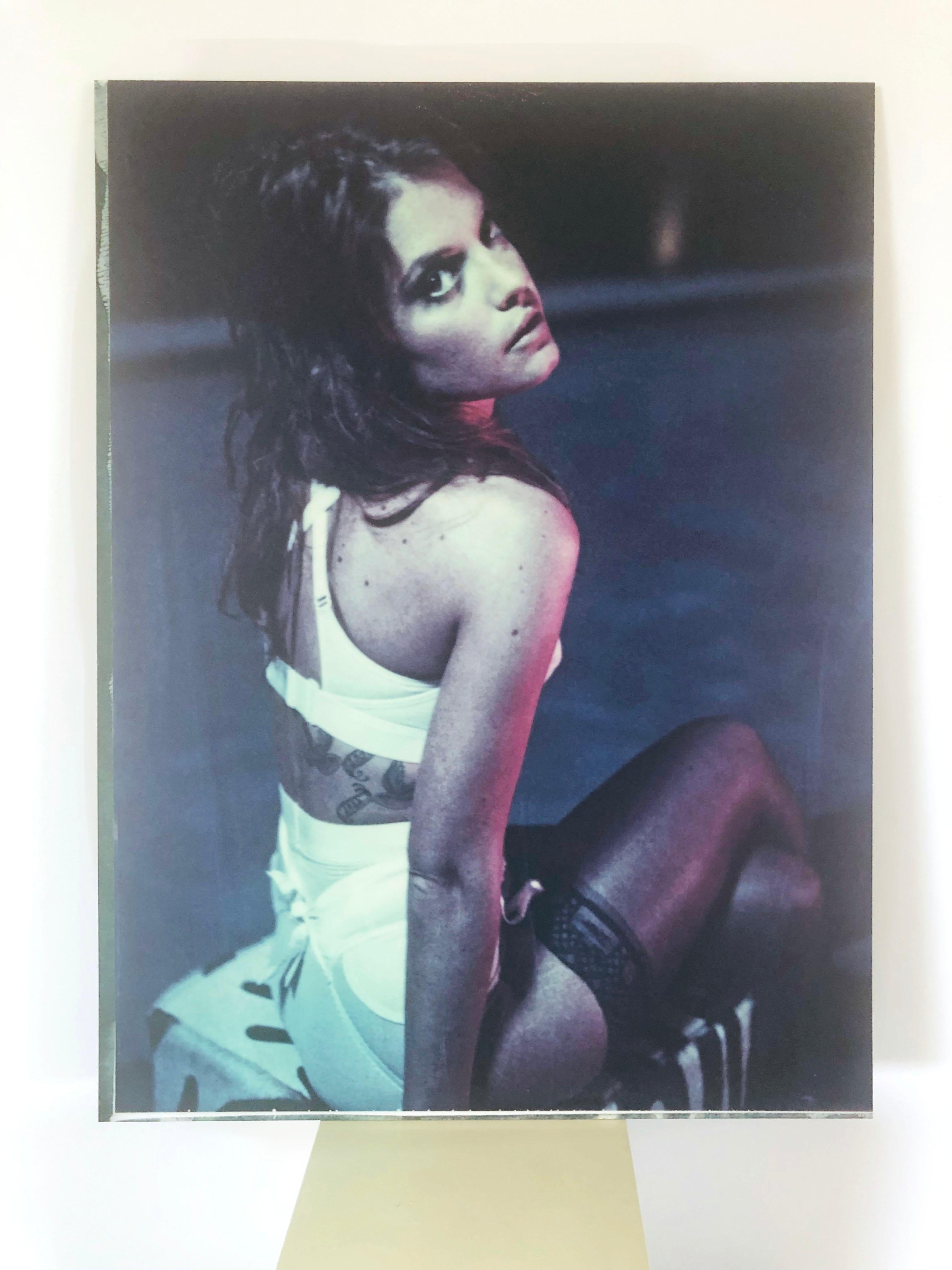 SAINT PETRA #02 - Zeitgenössisch, 21. Jahrhundert, Polaroid, Figurative Fotografie – Photograph von Carmen de Vos