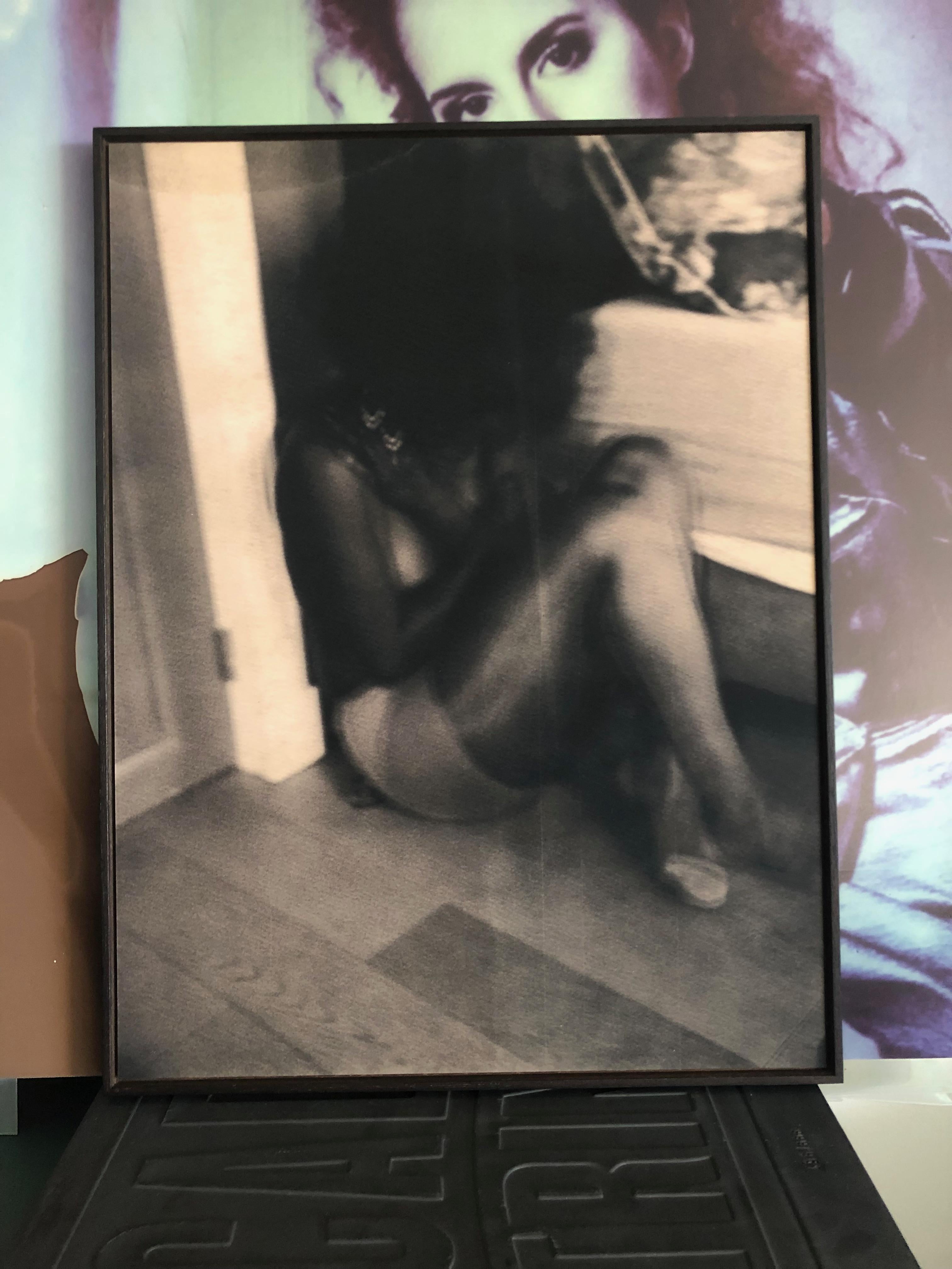 SCENES #12G1 (His good Right) - Polaroid, Zeitgenössisch, Frauen, Farbe, 21. – Photograph von Carmen de Vos