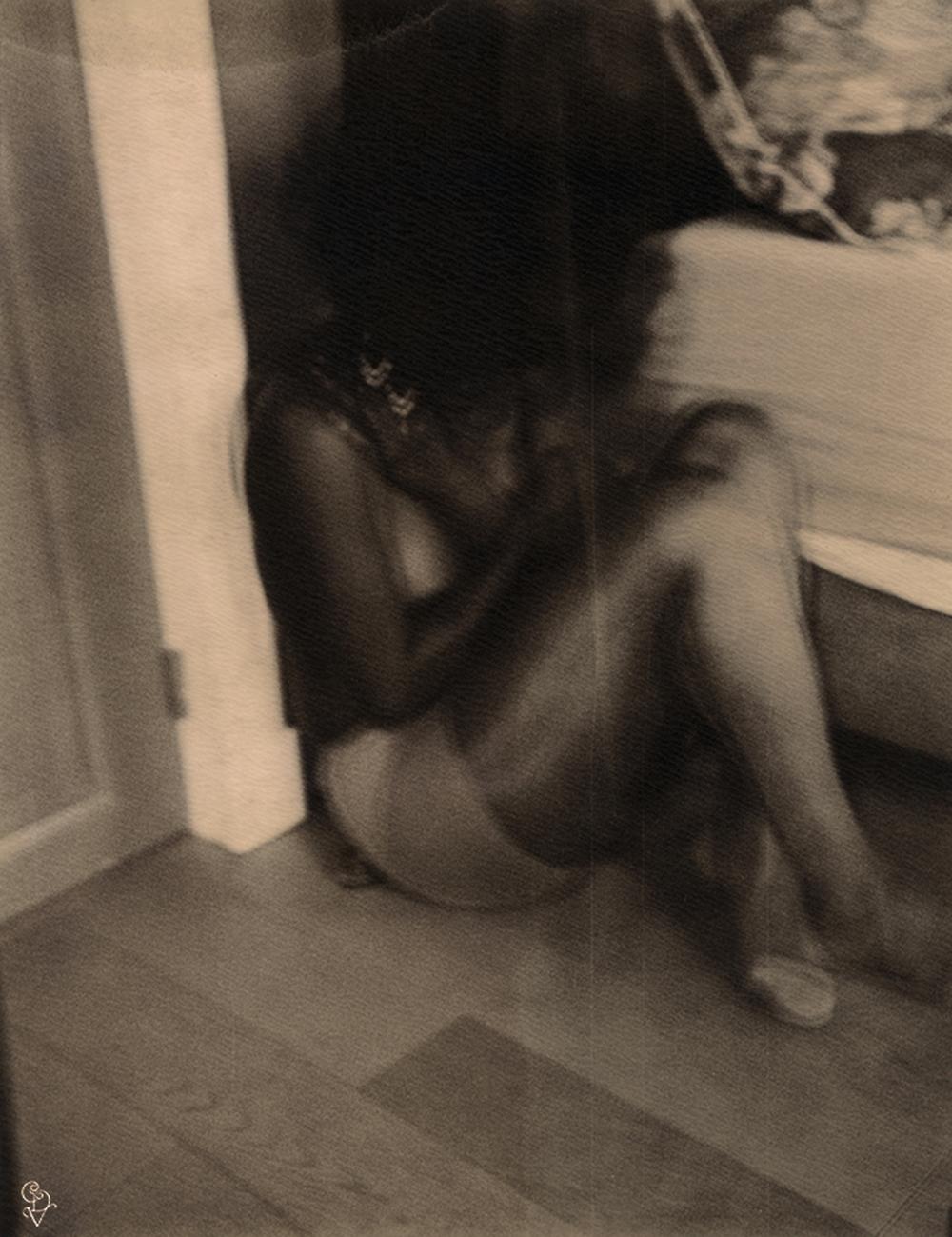 Carmen de Vos Nude Photograph – SCENES #12G1 (His good Right) - Polaroid, Zeitgenössisch, Frauen, Farbe, 21.