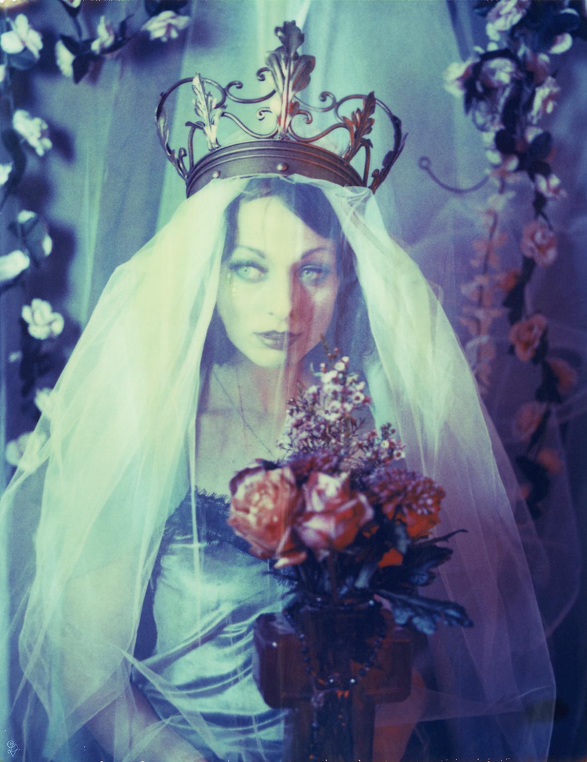 Carmen de Vos Portrait Photograph – The Chaste Madonna [Vom der Serie Fox Almighty] - Polaroid, Frauen, Farbe