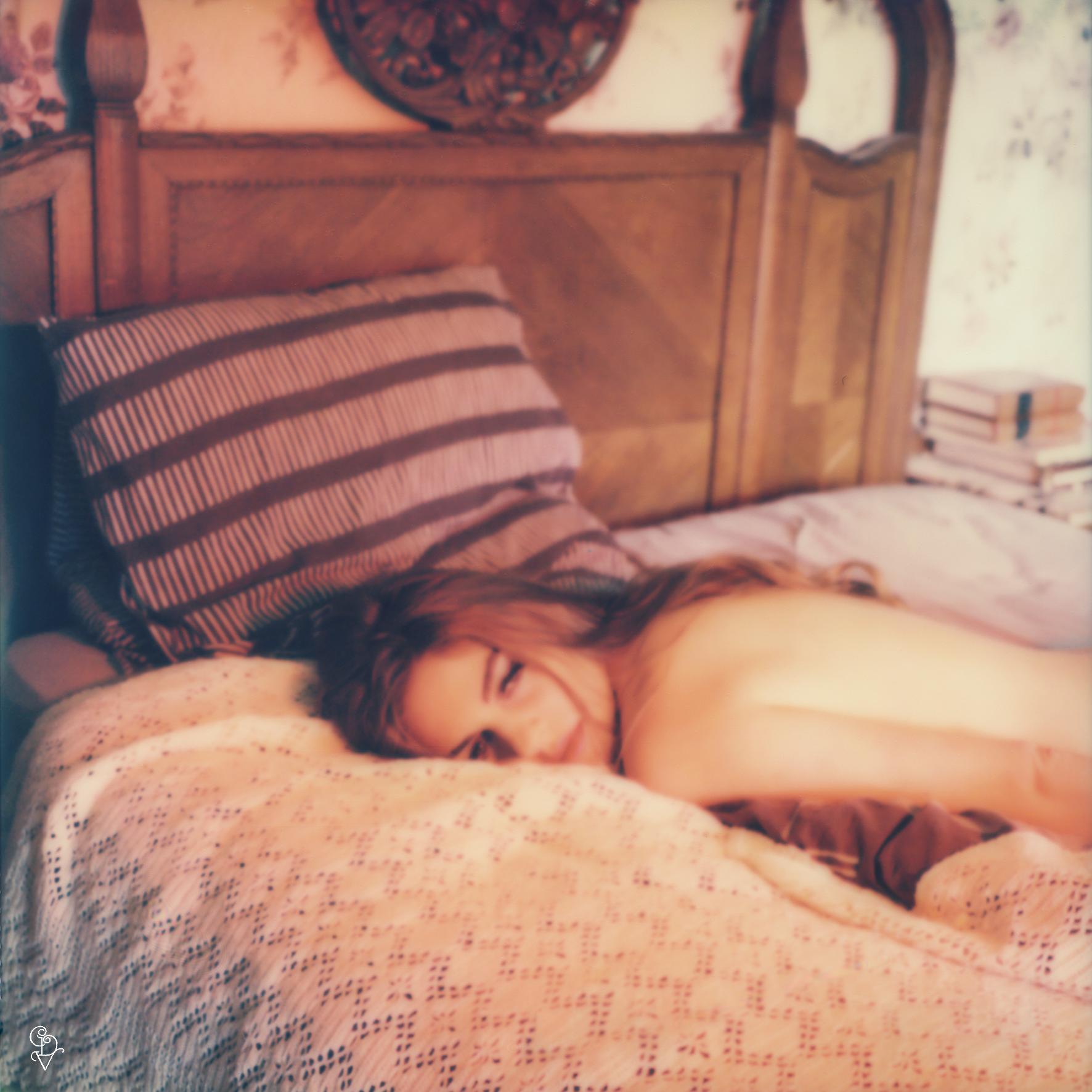 I racconti del destino amaro - 21 Secolo, Donne, Contemporaneo, Polaroid, Nudo, Colo - Color Photograph Marrone di Carmen de Vos