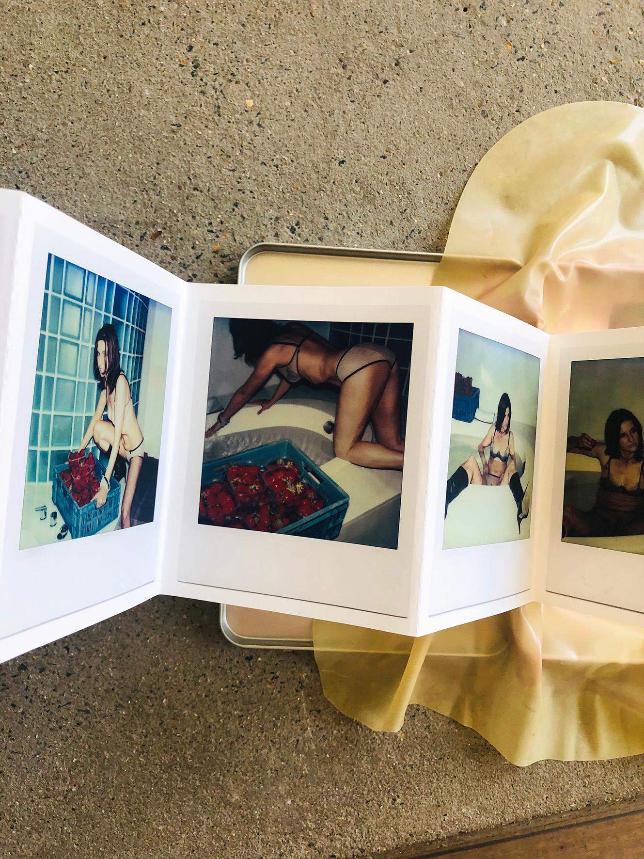 Wilde Erdbeere Leporello - Polaroid, Nackt, Frauen, Farbe im Angebot 1
