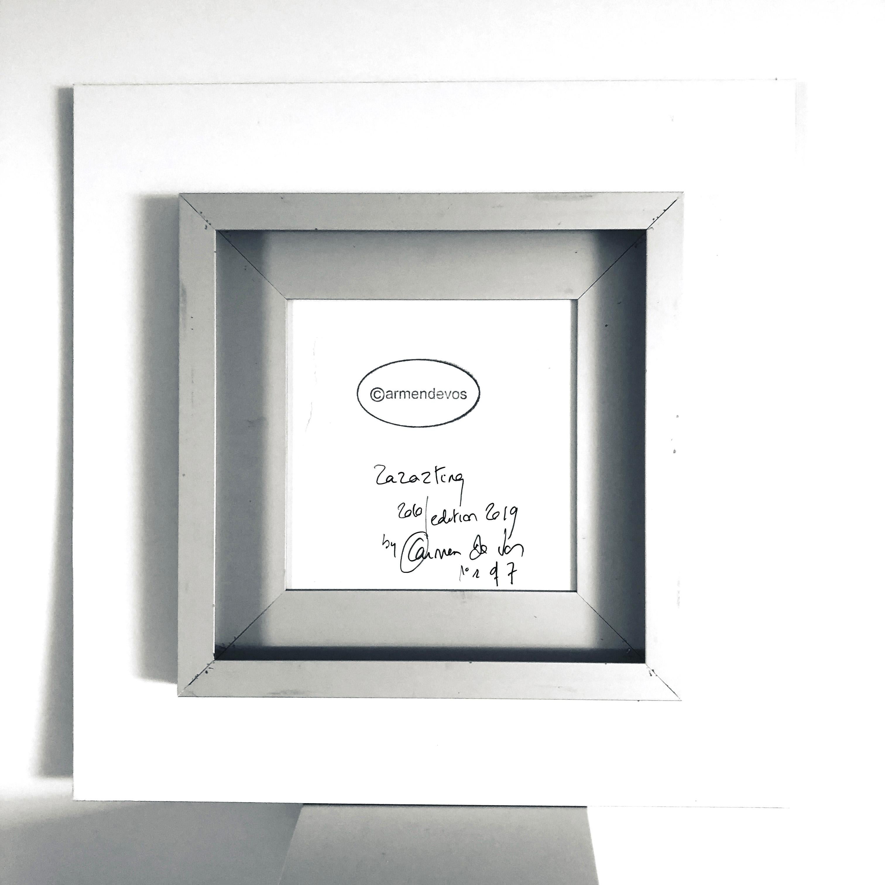 ZazaZting #03 [De la série Goldenbogen & Zouzou]
2010 / 2019, édition de 7 + 2 AP, ceci est le no. 1 de 7, 30 x 30 cm.
Signé à la main et numéroté par l'artiste au dos.
Tirage c-print de qualité musée basé sur un Polaroid, monté sur dibond 4mm.
Fini