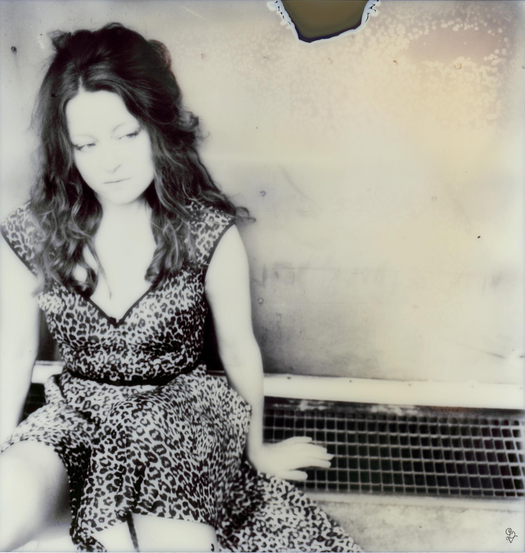 Black and White Photograph Carmen de Vos - ZazaZting n°03 de la série Goldenbogen - 21e siècle, Femmes, Nus, Polaroid