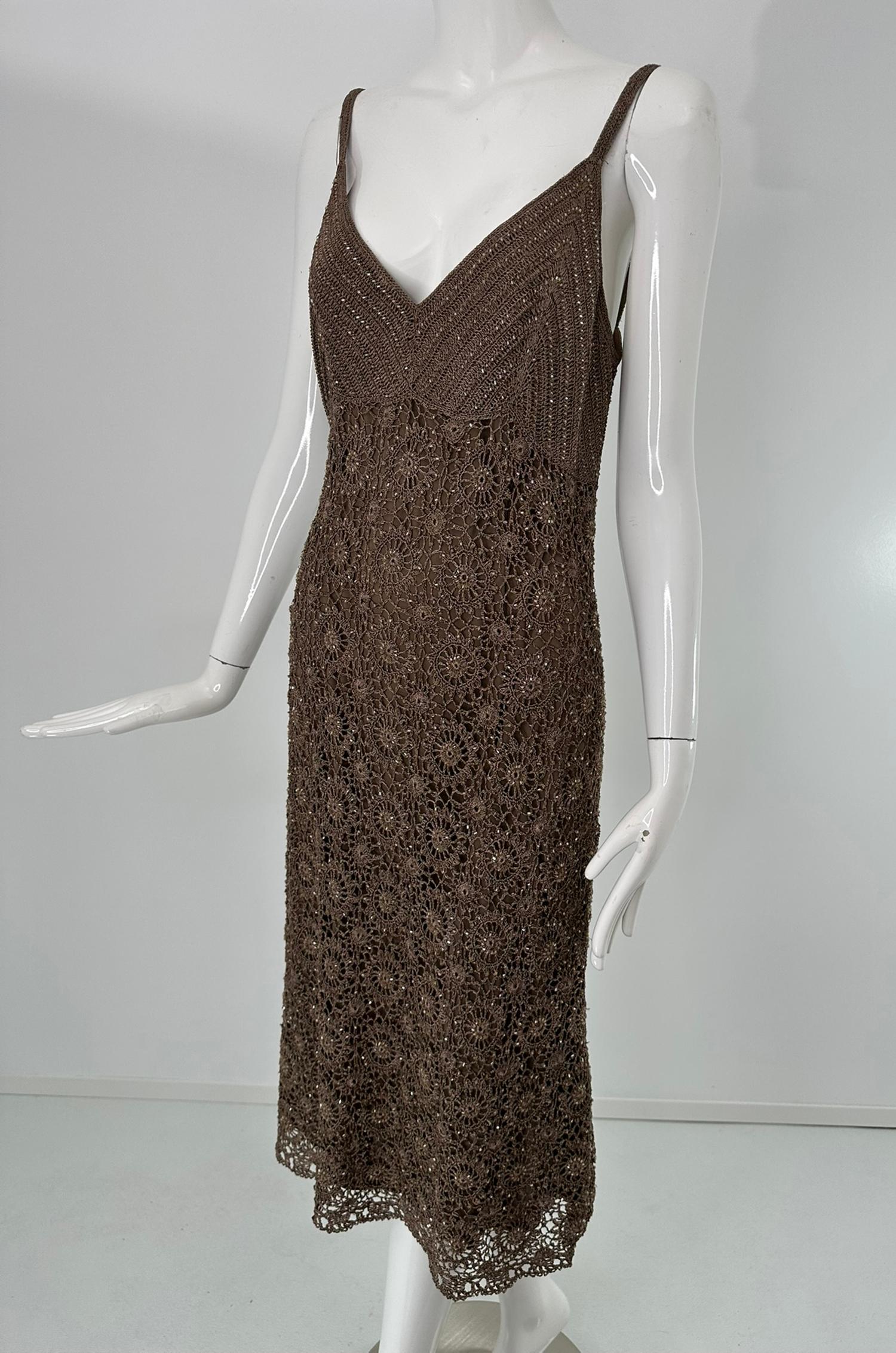 Carmen Marc Valvo - Robe courte en crochet de rayonne marron, perles de verre, approximativement taille moyenne. Robe à enfiler avec d'étroites bretelles en crochet, décolleté en V avec bonnets triangulaires perlés. La robe est composée d'un motif