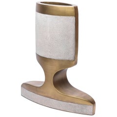 Carmen Vase Medium in Creme Shagreen & Bronze-Patina Messing von R&Y Augousti