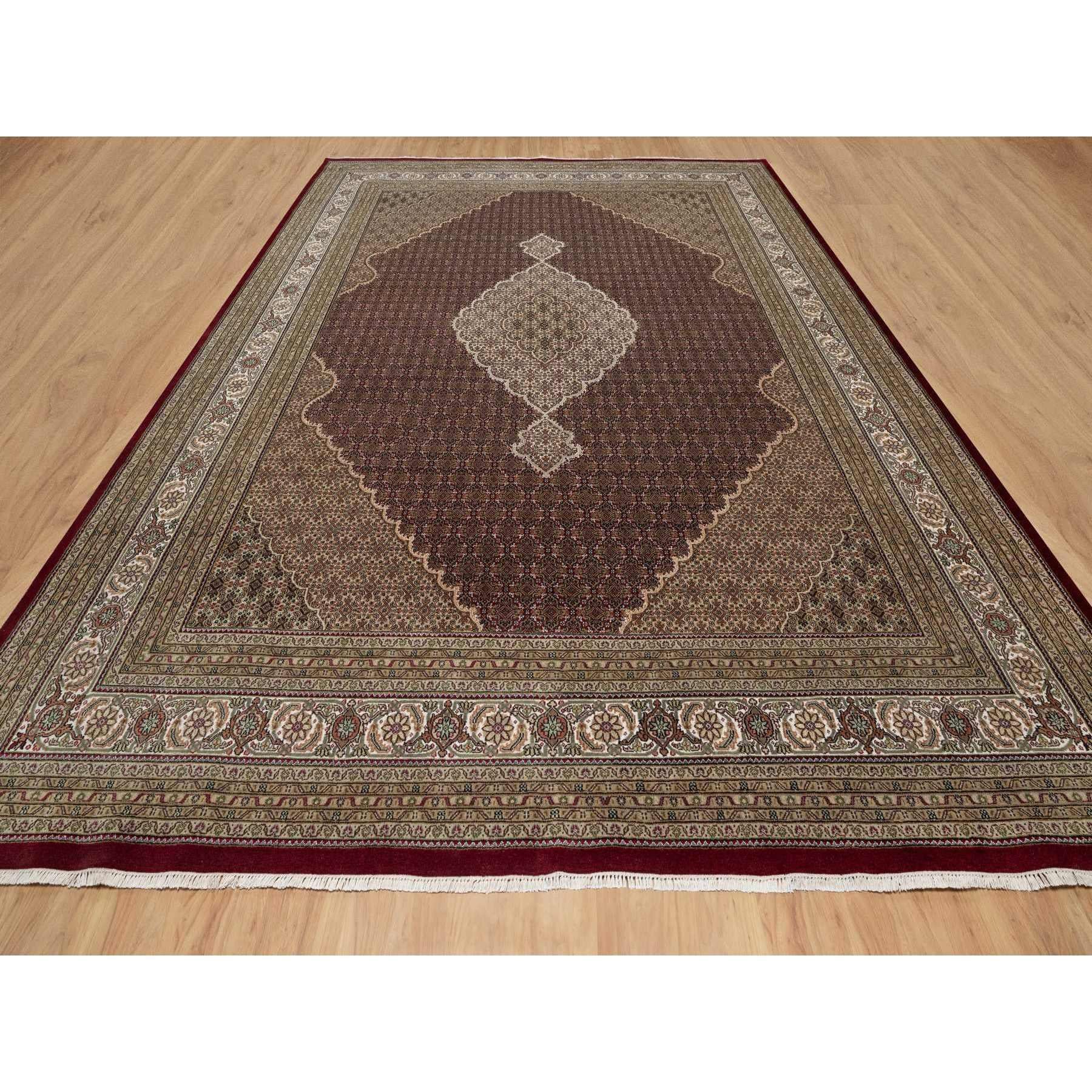 Ce fabuleux tapis noué à la main a été créé et conçu pour une résistance et une durabilité accrues. Ce tapis a été fabriqué à la main pendant des semaines selon la méthode traditionnelle qui est utilisée pour faire des
Taille exacte du tapis en
