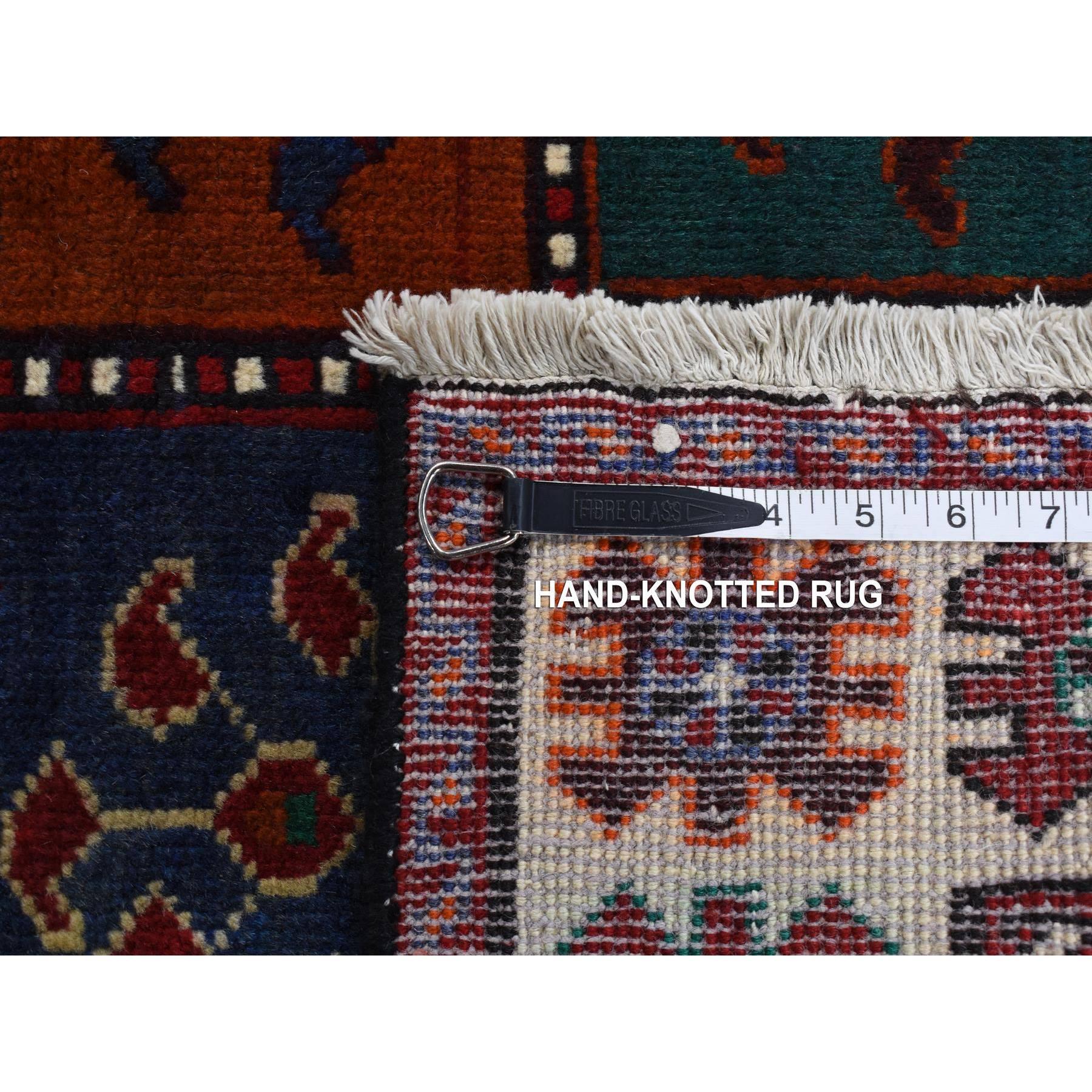 Dieser fabelhafte, handgeknüpfte Teppich wurde für zusätzliche Festigkeit und Haltbarkeit entworfen und hergestellt. Dieser Teppich wurde in wochenlanger Handarbeit nach der traditionellen Methode hergestellt, mit der auch die
Genaue Größe des
