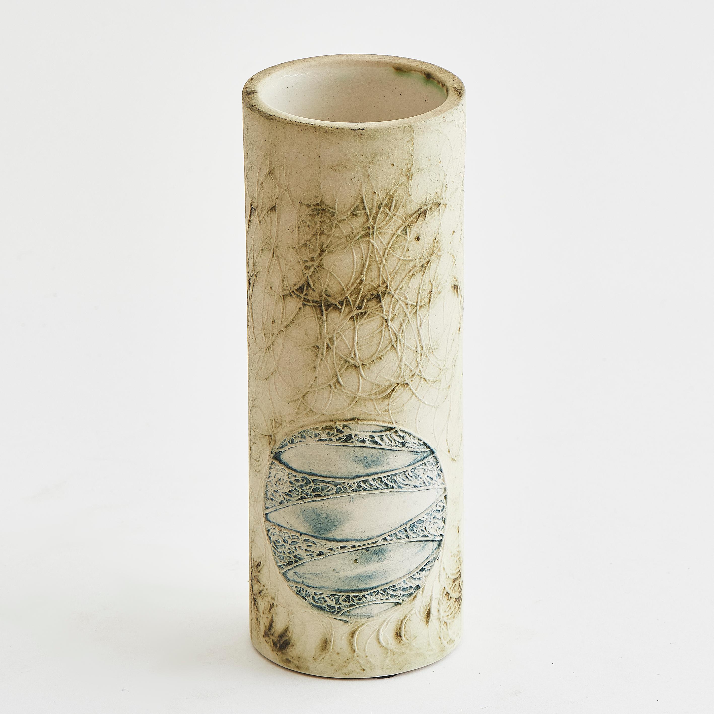 Vaso cilindrico dello Studio Pottery di Penzance, Cornovaglia.

Questo straordinario pezzo fatto a mano mette in mostra lo stile distintivo di Carn Pottery, fondata da John Beusmans nel 1971 e famosa per le sue audaci forme geometriche e le finiture