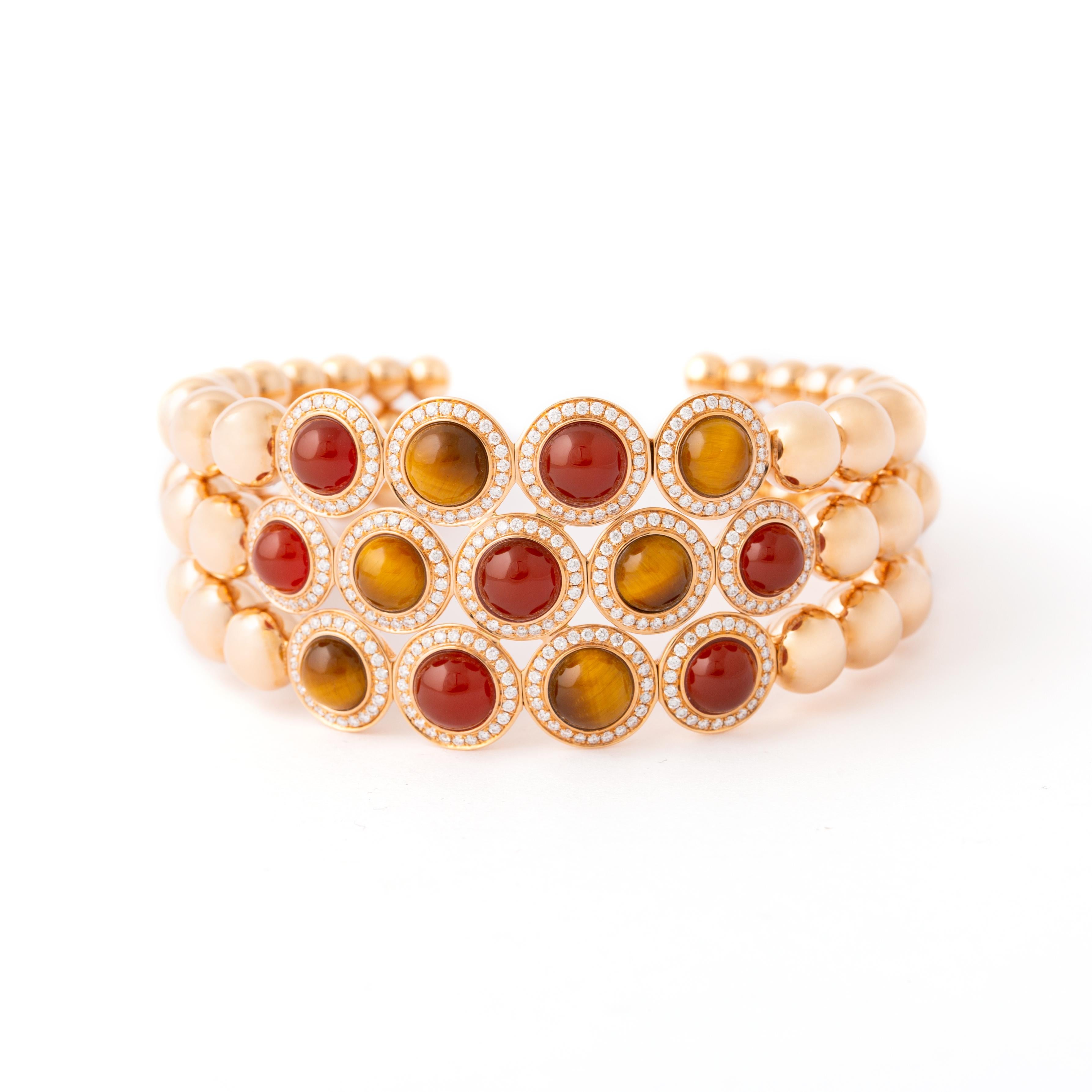 Voici notre superbe bracelet en or rose 18kt, un mélange parfait d'élégance et de sophistication. Elle est ornée de 302 diamants éblouissants pesant 1,47 carat, de 7 cornalines vibrantes totalisant 6,81 carats et de 6 pierres précieuses œil de tigre