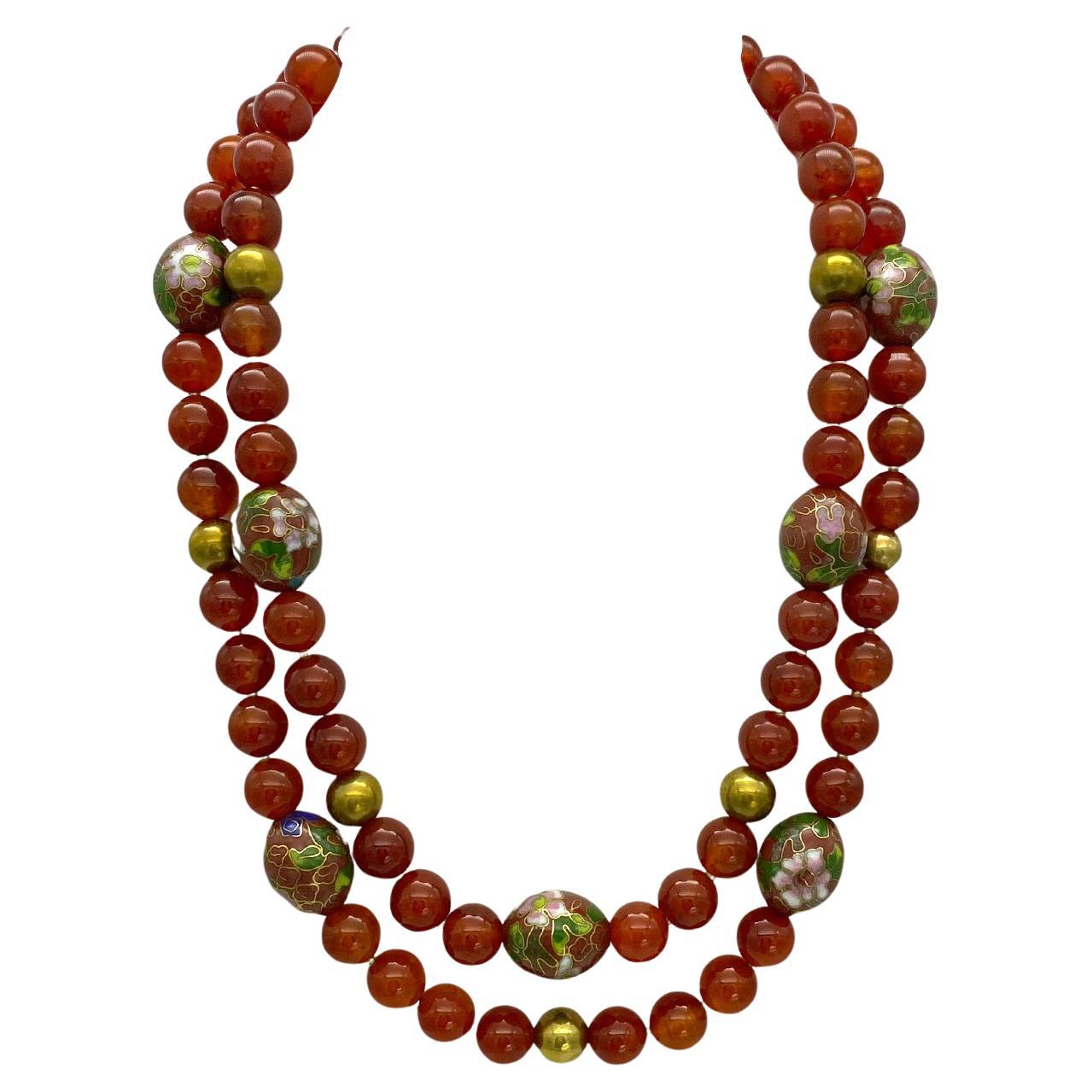 Questa è una collana a doppio filo in corniola e cloisonne. L'abbiamo creato con perline di corniola naturale liscia fino a 11 mm e perline di ottone da 10 mm. È illuminato da sette perle di Cloisonne a forma di uovo di 18 x 15 mm. Infine, con una