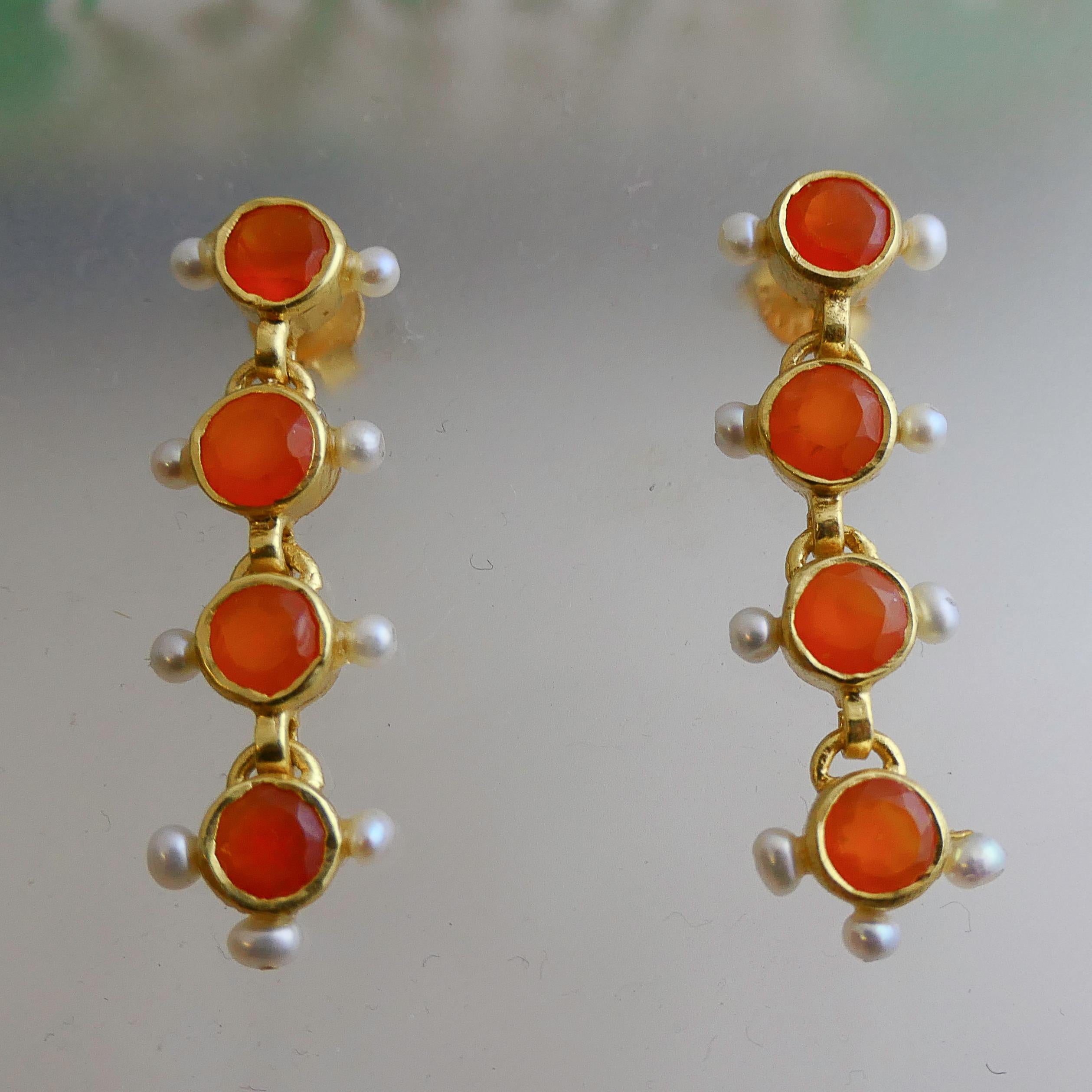 Corniola di 5 mm e piccole perle d'acqua dolce sono incastonate in argento sterling placcato oro. La lunghezza è di 3,5 cm